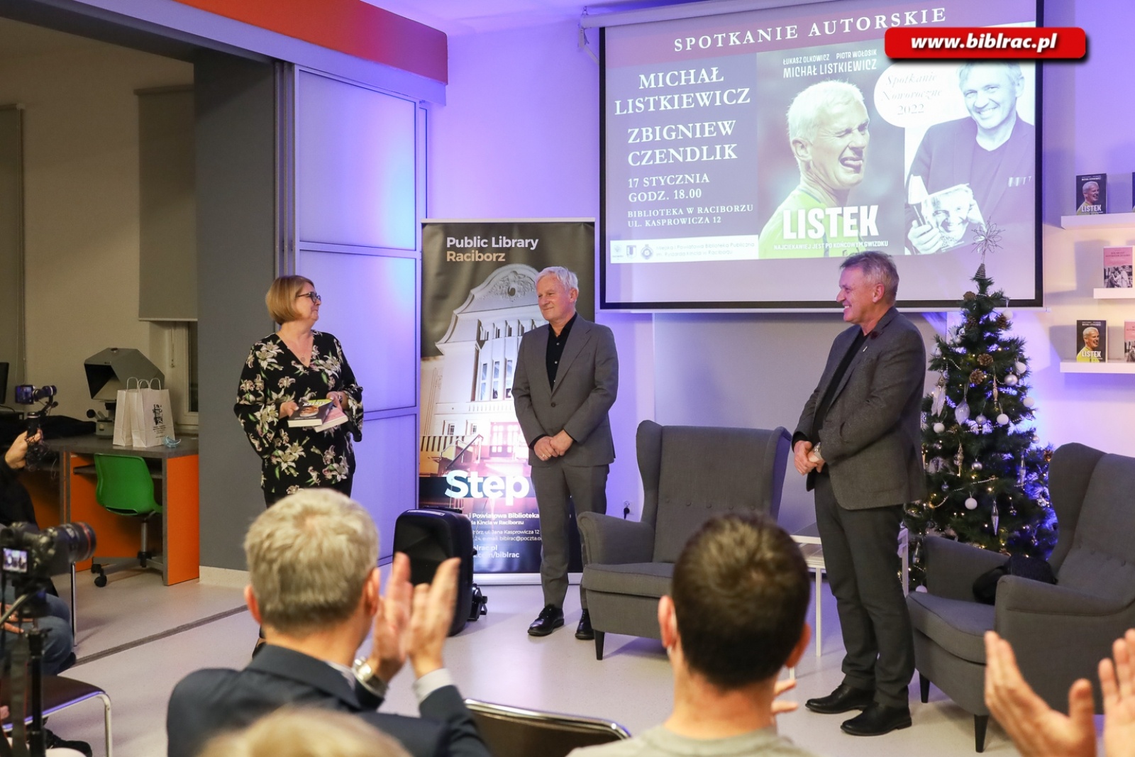 Zdjęcie w galerii na portalu naszraciborz.pl: Zbigniew Czendlik i Michał Listkiewicz na spotkaniu noworocznym w bibliotece wiadomości z regionu