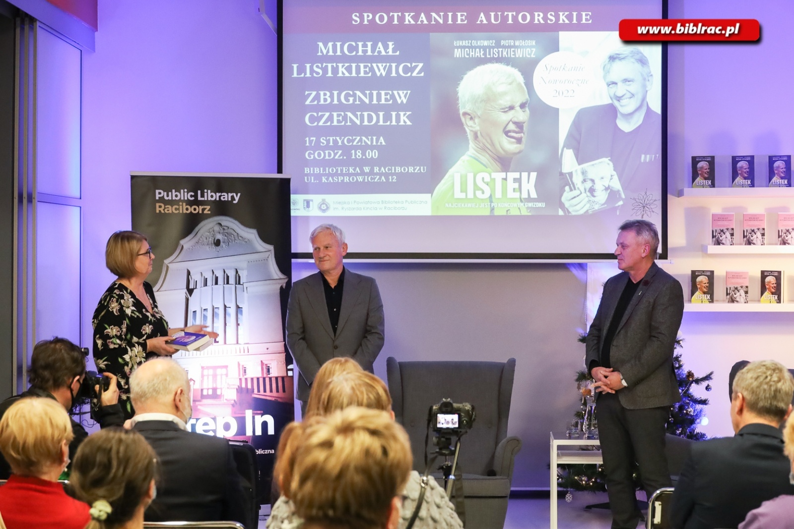 Zdjęcie w galerii na portalu naszraciborz.pl: Zbigniew Czendlik i Michał Listkiewicz na spotkaniu noworocznym w bibliotece wiadomości z regionu
