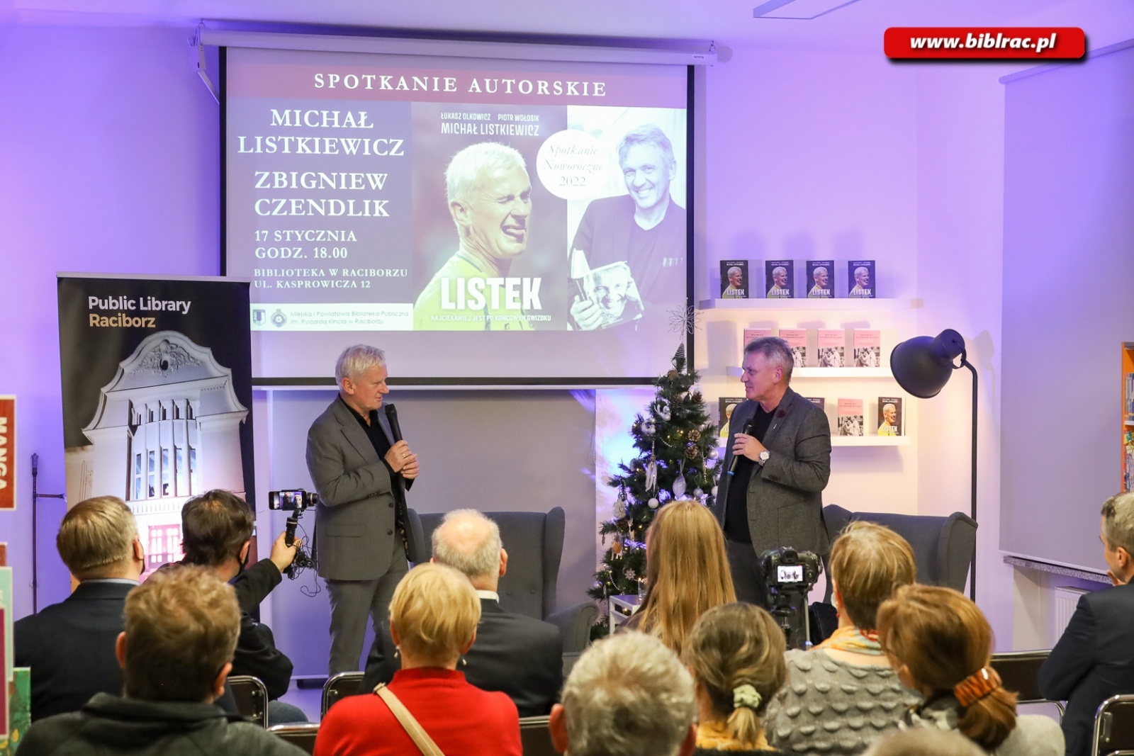 Zdjęcie w galerii na portalu naszraciborz.pl: Zbigniew Czendlik i Michał Listkiewicz na spotkaniu noworocznym w bibliotece wiadomości z regionu