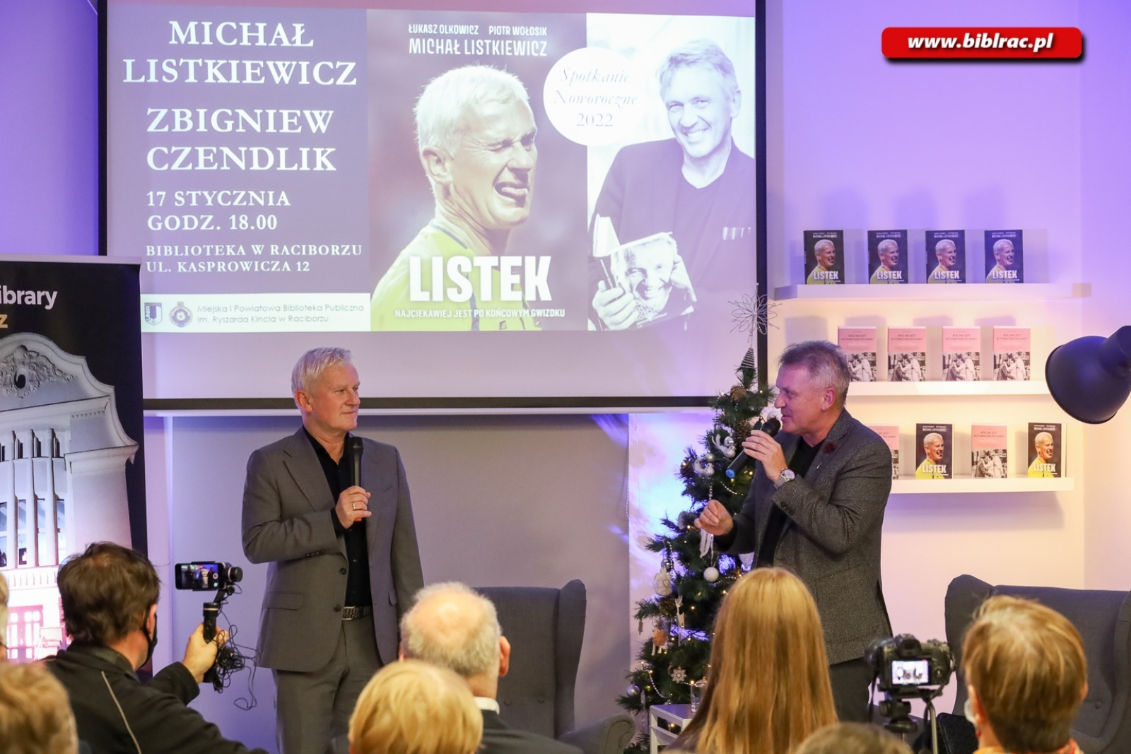 Zdjęcie w galerii na portalu naszraciborz.pl: Zbigniew Czendlik i Michał Listkiewicz na spotkaniu noworocznym w bibliotece wiadomości z regionu