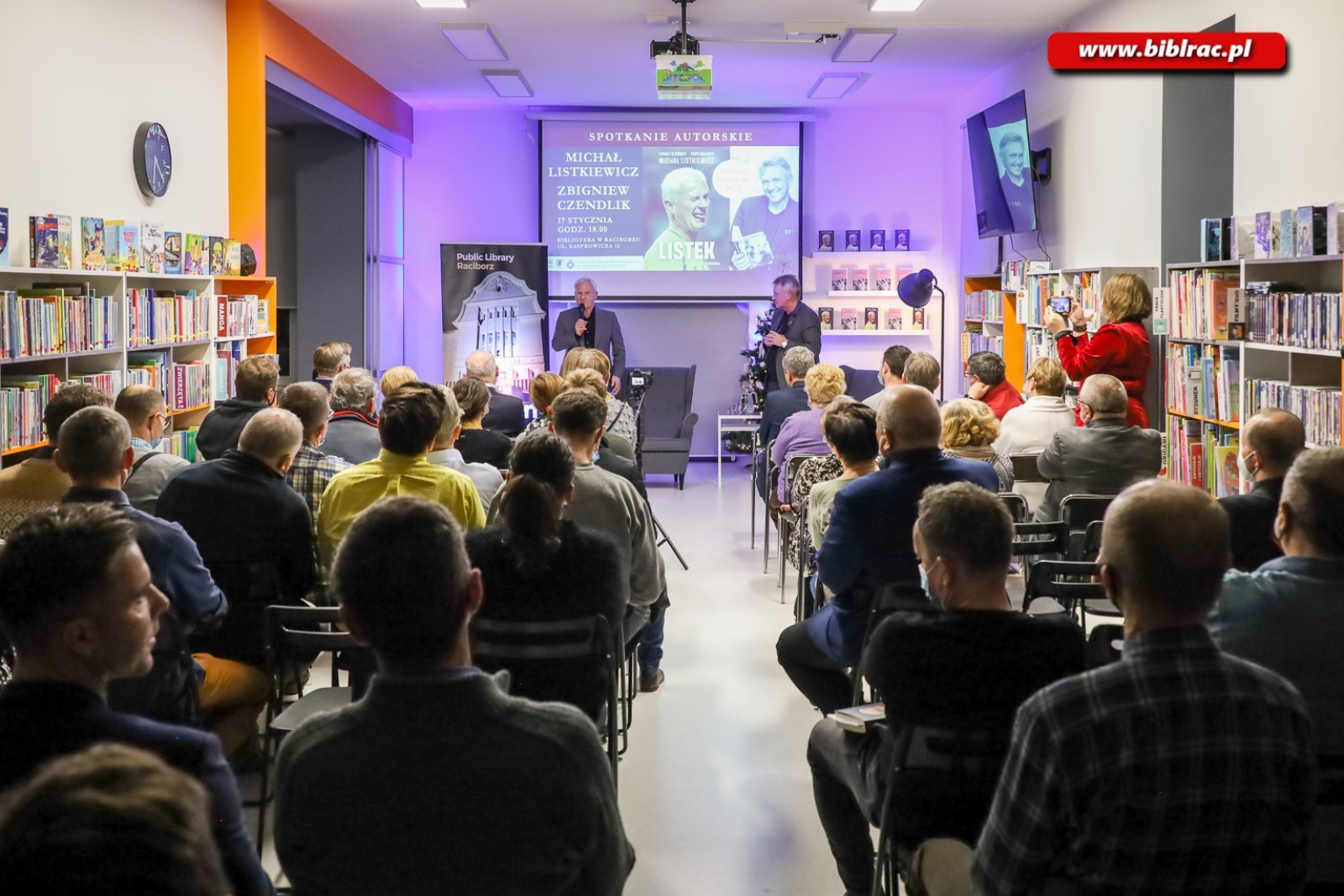 Zdjęcie w galerii na portalu naszraciborz.pl: Zbigniew Czendlik i Michał Listkiewicz na spotkaniu noworocznym w bibliotece wiadomości z regionu