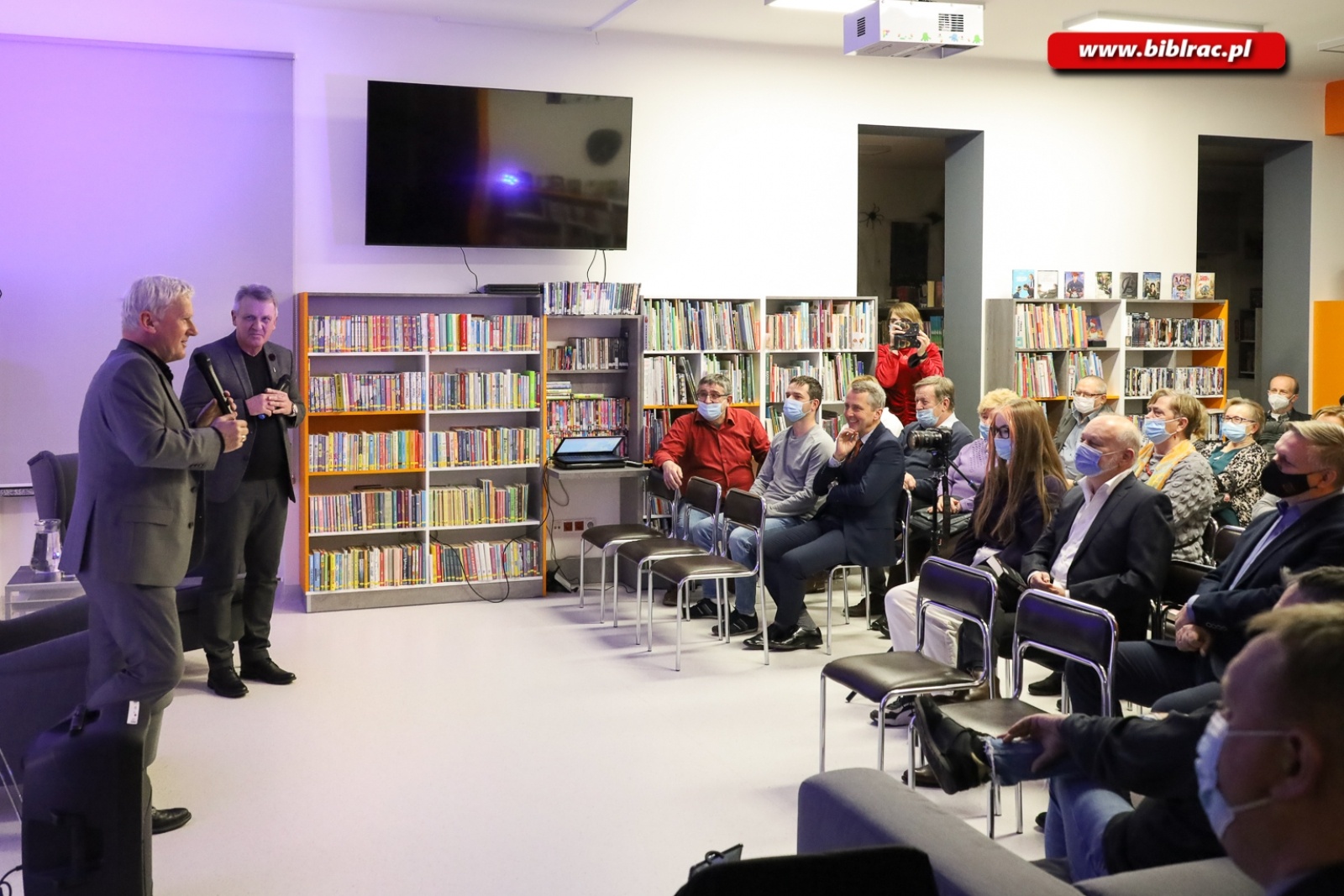Zdjęcie w galerii na portalu naszraciborz.pl: Zbigniew Czendlik i Michał Listkiewicz na spotkaniu noworocznym w bibliotece wiadomości z regionu