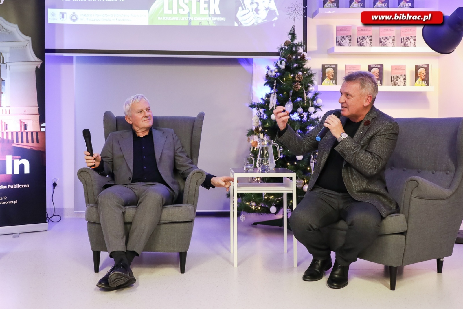 Zdjęcie w galerii na portalu naszraciborz.pl: Zbigniew Czendlik i Michał Listkiewicz na spotkaniu noworocznym w bibliotece wiadomości z regionu