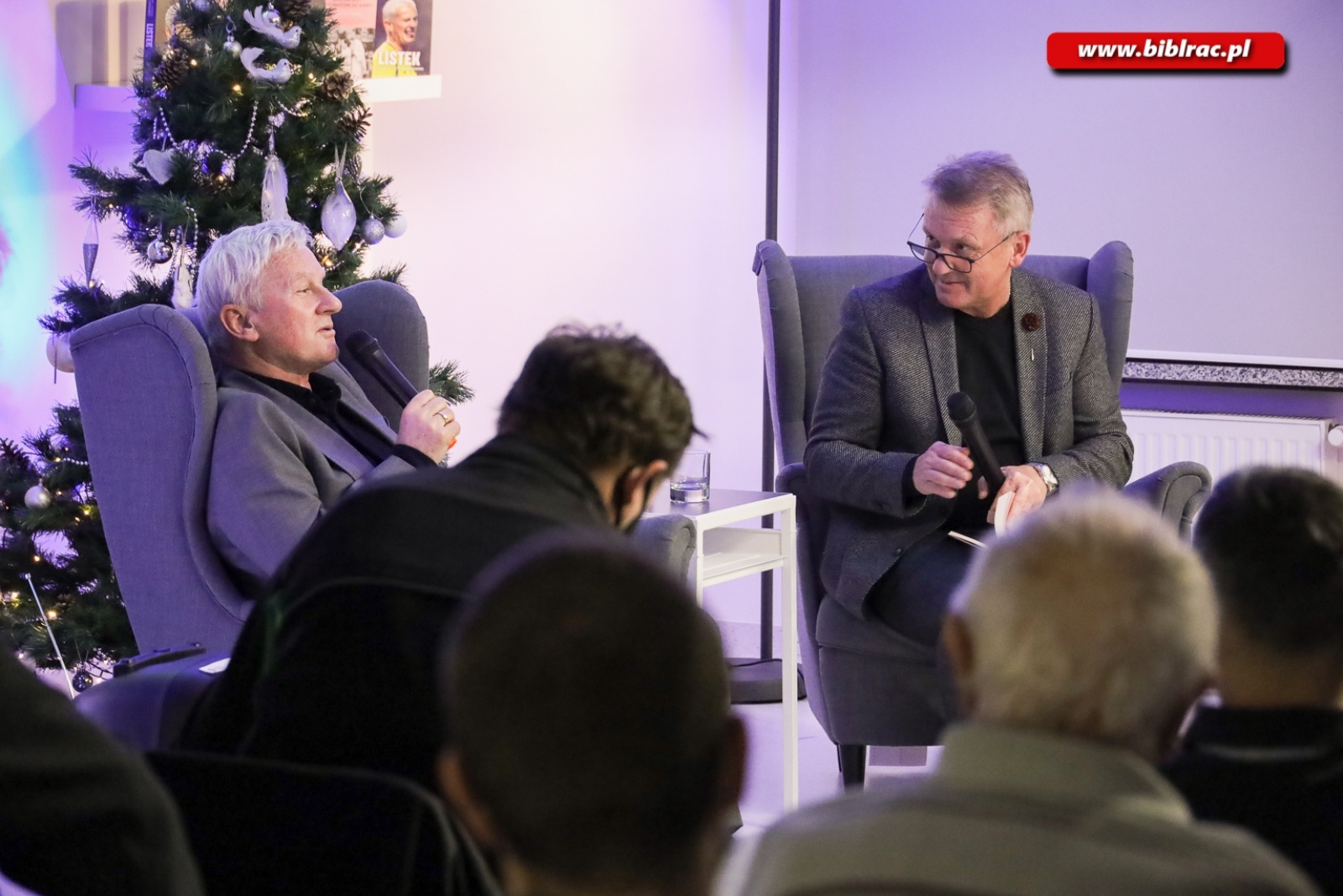 Zdjęcie w galerii na portalu naszraciborz.pl: Zbigniew Czendlik i Michał Listkiewicz na spotkaniu noworocznym w bibliotece wiadomości z regionu