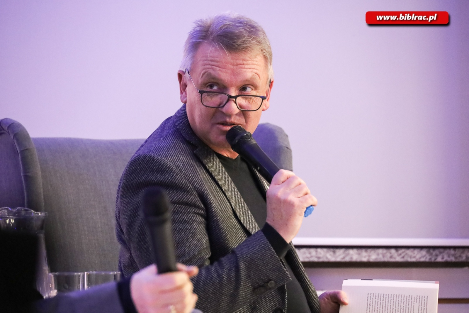 Zdjęcie w galerii na portalu naszraciborz.pl: Zbigniew Czendlik i Michał Listkiewicz na spotkaniu noworocznym w bibliotece wiadomości z regionu