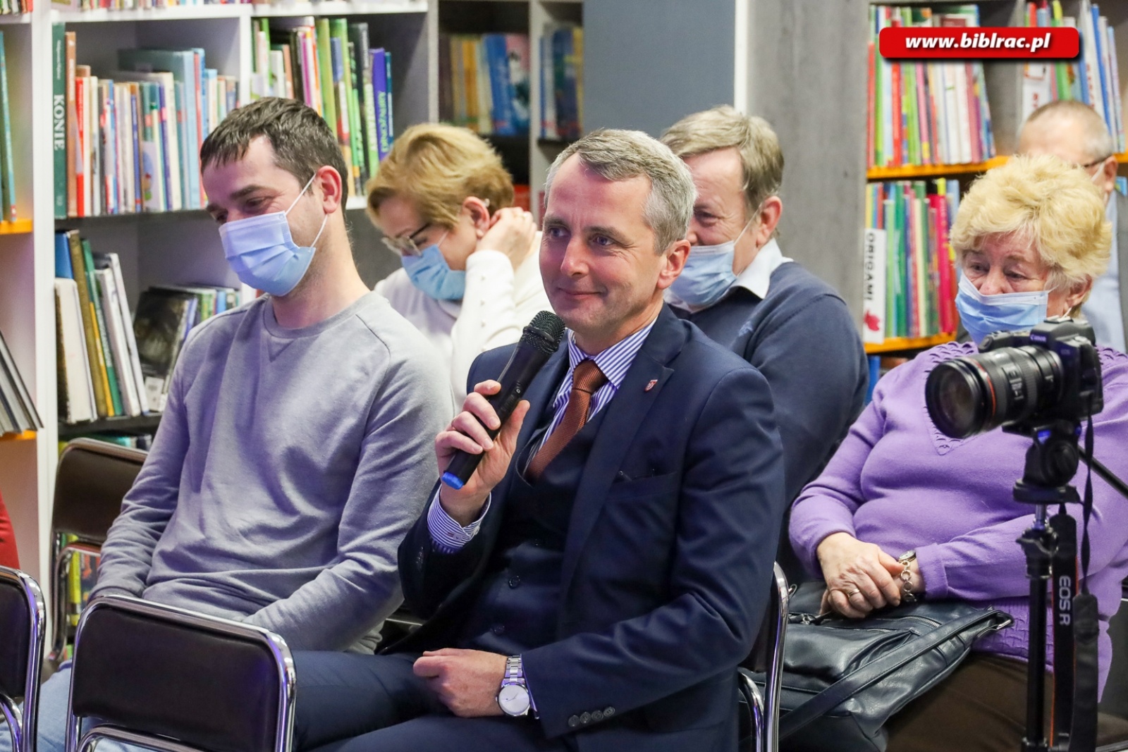 Zdjęcie w galerii na portalu naszraciborz.pl: Zbigniew Czendlik i Michał Listkiewicz na spotkaniu noworocznym w bibliotece wiadomości z regionu
