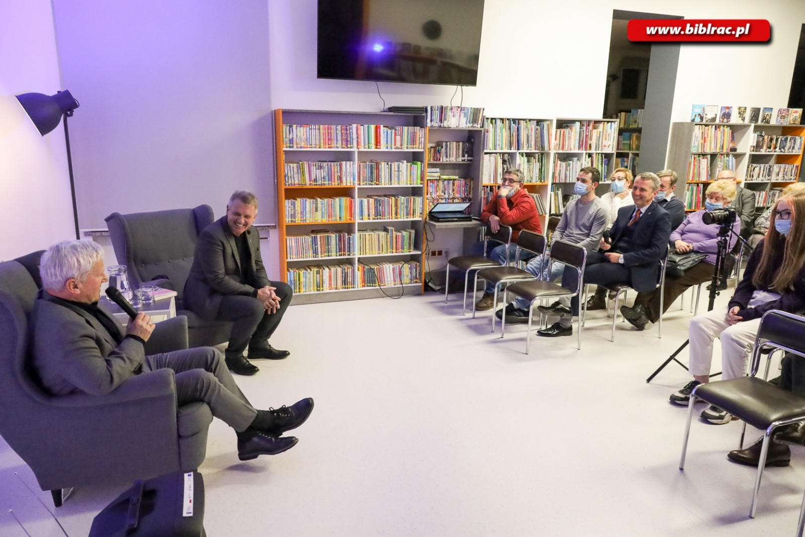 Zdjęcie w galerii na portalu naszraciborz.pl: Zbigniew Czendlik i Michał Listkiewicz na spotkaniu noworocznym w bibliotece wiadomości z regionu