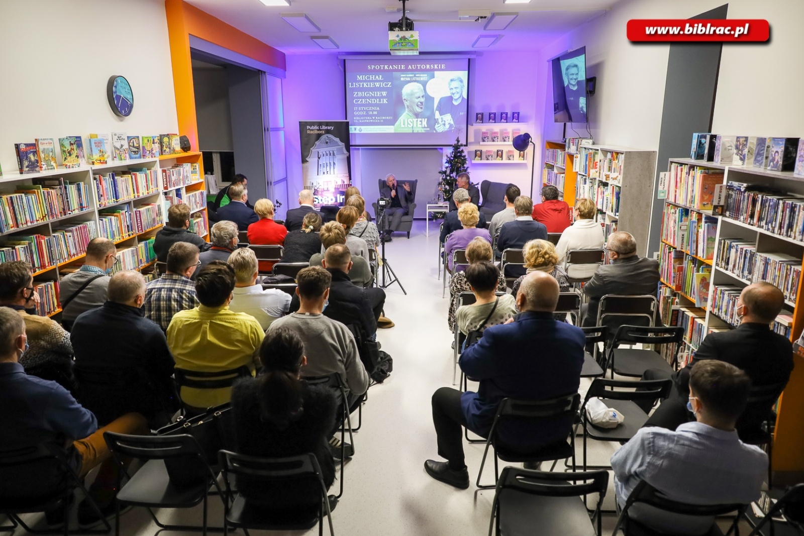 Zdjęcie w galerii na portalu naszraciborz.pl: Zbigniew Czendlik i Michał Listkiewicz na spotkaniu noworocznym w bibliotece wiadomości z regionu