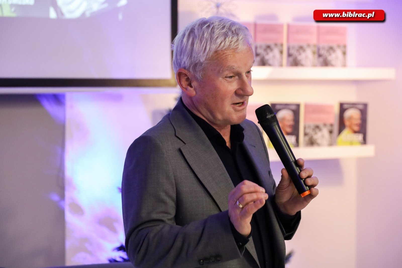 Zdjęcie w galerii na portalu naszraciborz.pl: Zbigniew Czendlik i Michał Listkiewicz na spotkaniu noworocznym w bibliotece wiadomości z regionu