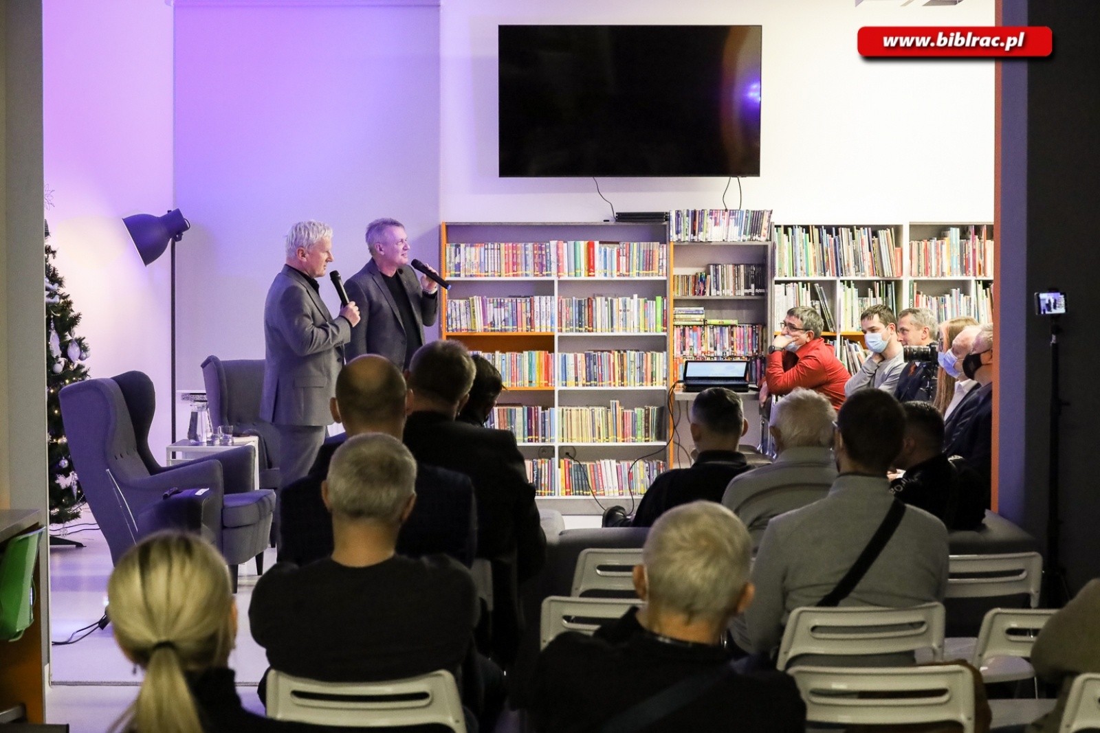 Zdjęcie w galerii na portalu naszraciborz.pl: Zbigniew Czendlik i Michał Listkiewicz na spotkaniu noworocznym w bibliotece wiadomości z regionu