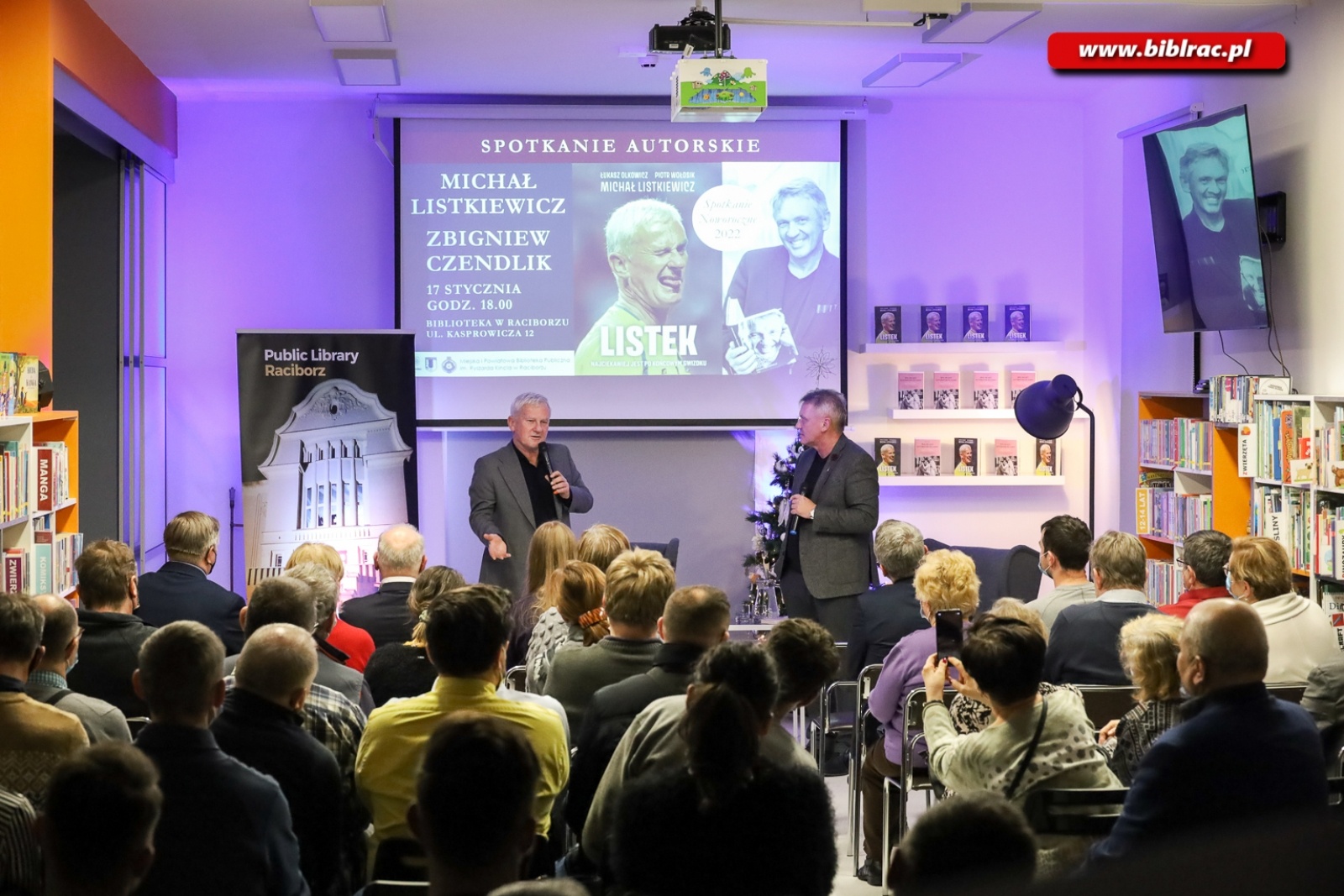 Zdjęcie w galerii na portalu naszraciborz.pl: Zbigniew Czendlik i Michał Listkiewicz na spotkaniu noworocznym w bibliotece wiadomości z regionu