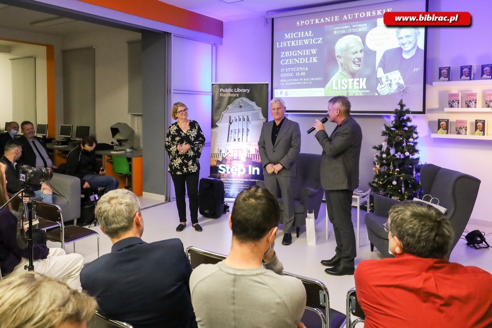 Zdjęcie w galerii na portalu naszraciborz.pl: Zbigniew Czendlik i Michał Listkiewicz na spotkaniu noworocznym w bibliotece wiadomości z regionu