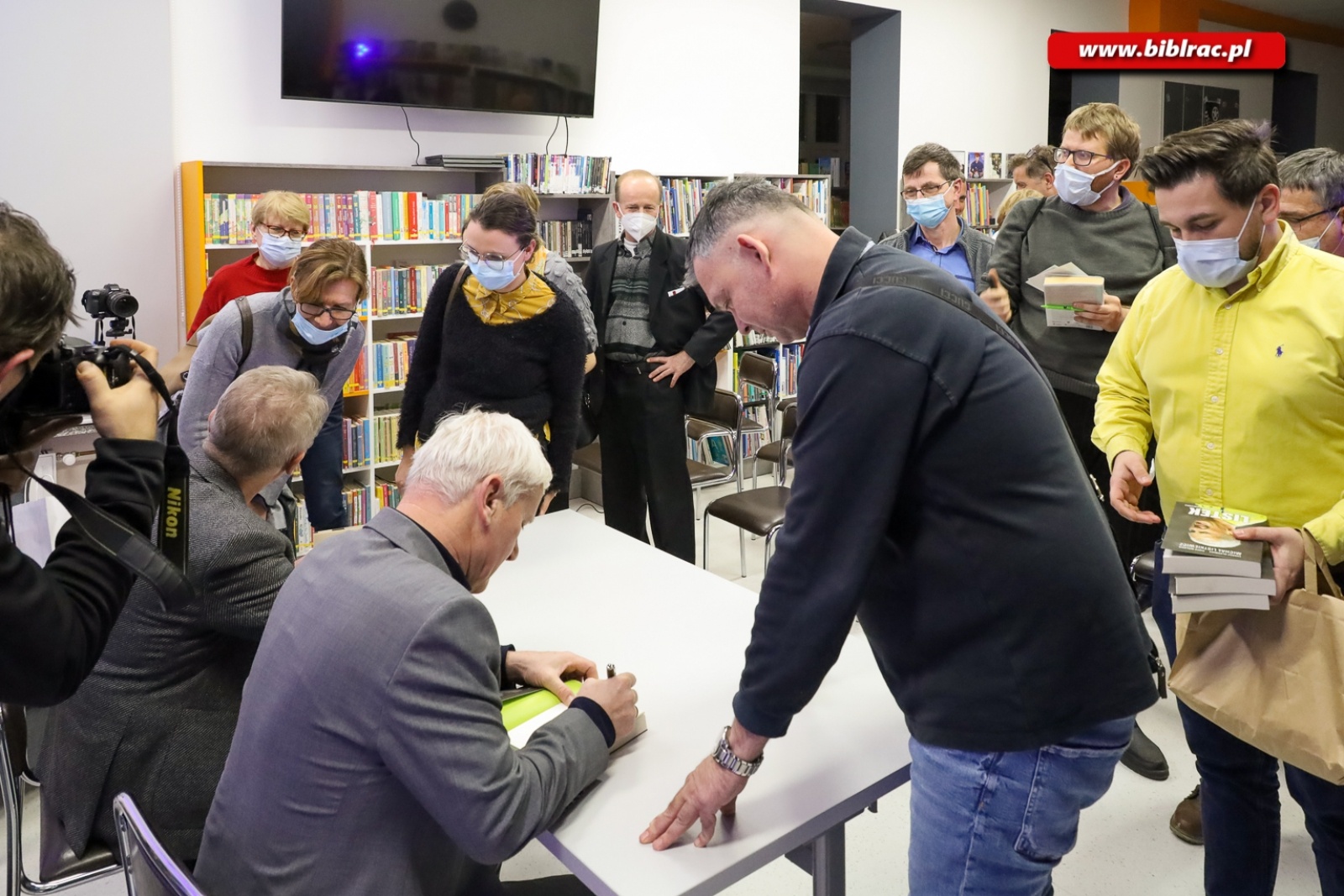 Zdjęcie w galerii na portalu naszraciborz.pl: Zbigniew Czendlik i Michał Listkiewicz na spotkaniu noworocznym w bibliotece wiadomości z regionu