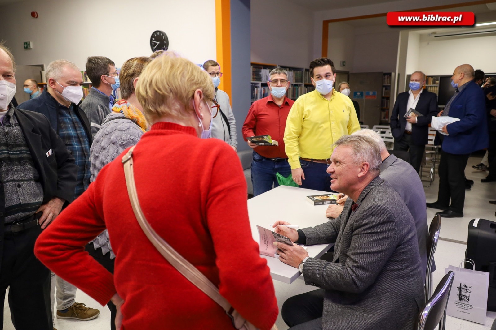 Zdjęcie w galerii na portalu naszraciborz.pl: Zbigniew Czendlik i Michał Listkiewicz na spotkaniu noworocznym w bibliotece wiadomości z regionu