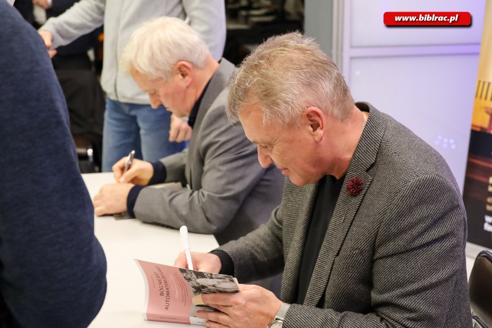 Zdjęcie w galerii na portalu naszraciborz.pl: Zbigniew Czendlik i Michał Listkiewicz na spotkaniu noworocznym w bibliotece wiadomości z regionu