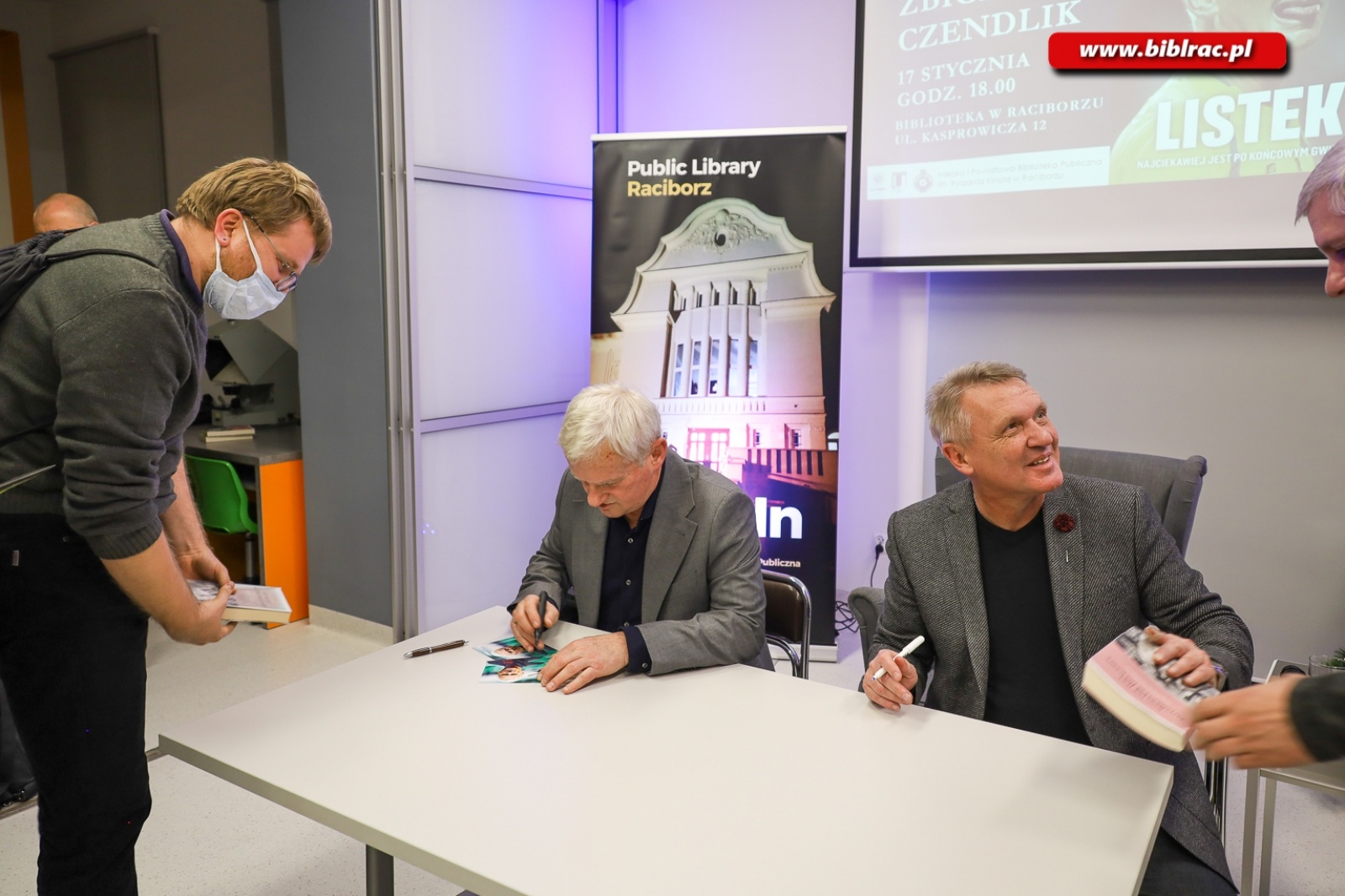 Zdjęcie w galerii na portalu naszraciborz.pl: Zbigniew Czendlik i Michał Listkiewicz na spotkaniu noworocznym w bibliotece wiadomości z regionu