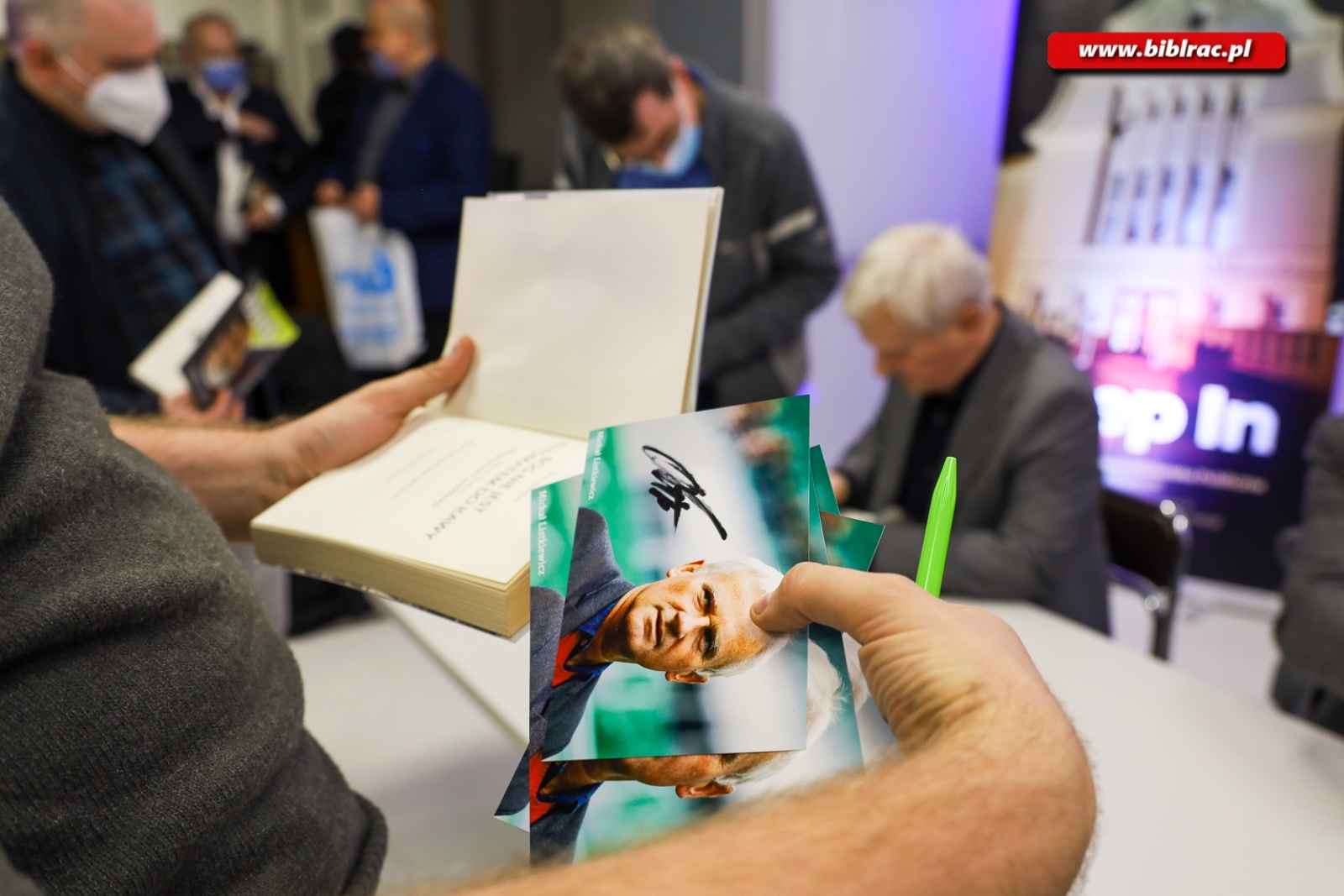 Zdjęcie w galerii na portalu naszraciborz.pl: Zbigniew Czendlik i Michał Listkiewicz na spotkaniu noworocznym w bibliotece wiadomości z regionu