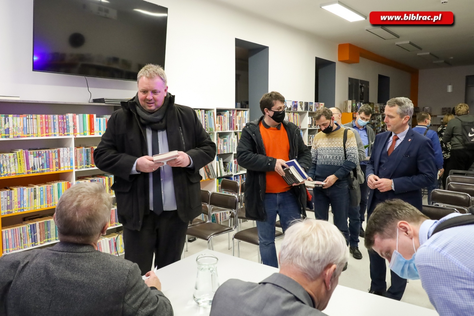 Zdjęcie w galerii na portalu naszraciborz.pl: Zbigniew Czendlik i Michał Listkiewicz na spotkaniu noworocznym w bibliotece wiadomości z regionu