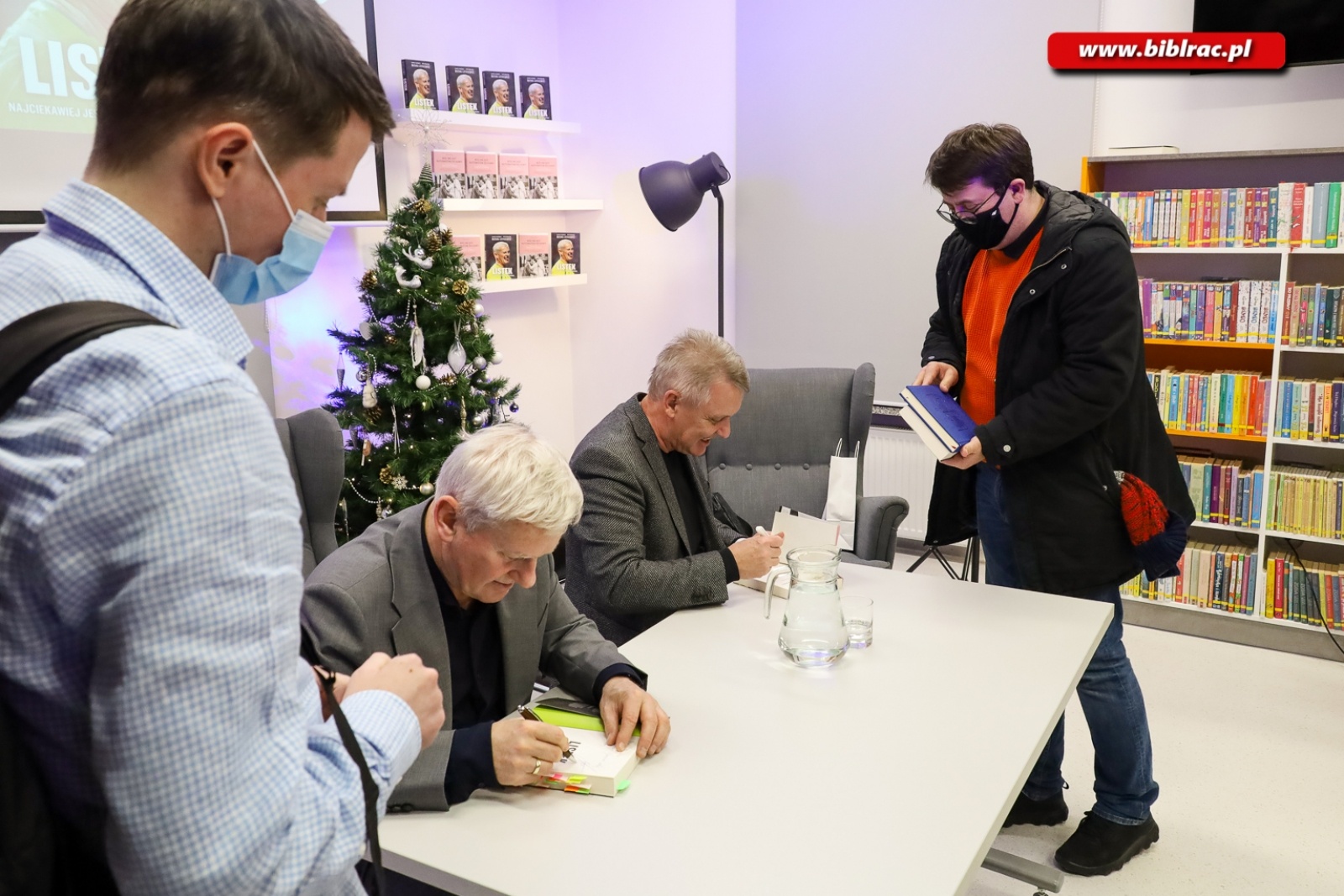 Zdjęcie w galerii na portalu naszraciborz.pl: Zbigniew Czendlik i Michał Listkiewicz na spotkaniu noworocznym w bibliotece wiadomości z regionu