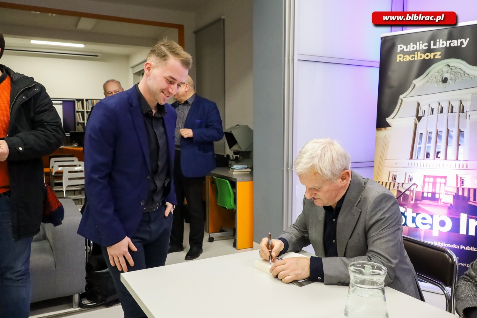 Zdjęcie w galerii na portalu naszraciborz.pl: Zbigniew Czendlik i Michał Listkiewicz na spotkaniu noworocznym w bibliotece wiadomości z regionu