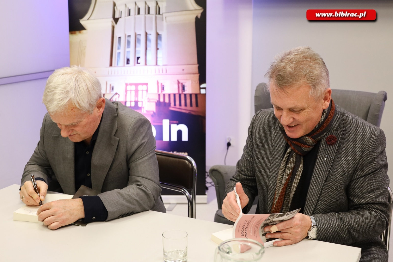 Zdjęcie w galerii na portalu naszraciborz.pl: Zbigniew Czendlik i Michał Listkiewicz na spotkaniu noworocznym w bibliotece wiadomości z regionu