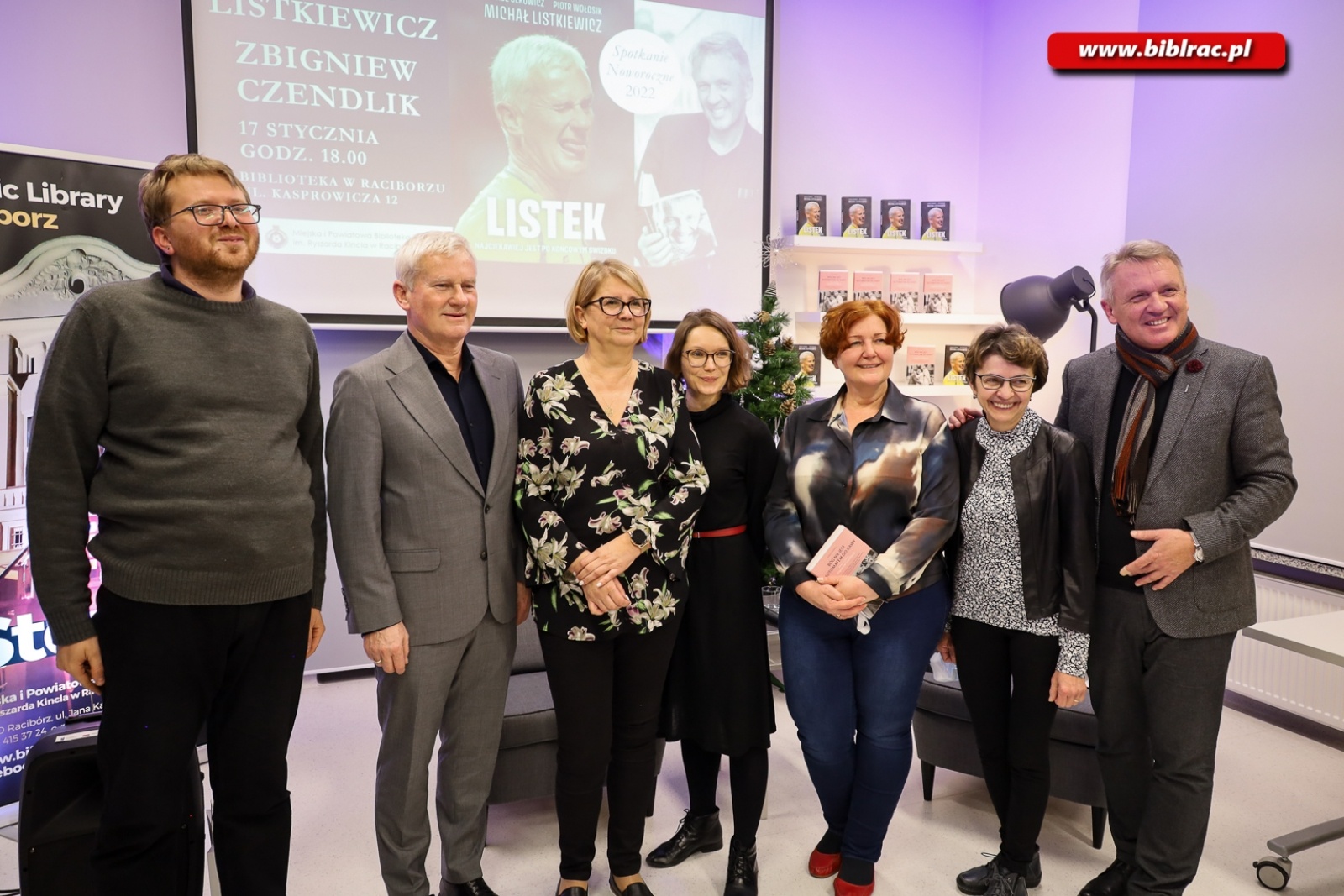 Zdjęcie w galerii na portalu naszraciborz.pl: Zbigniew Czendlik i Michał Listkiewicz na spotkaniu noworocznym w bibliotece wiadomości z regionu