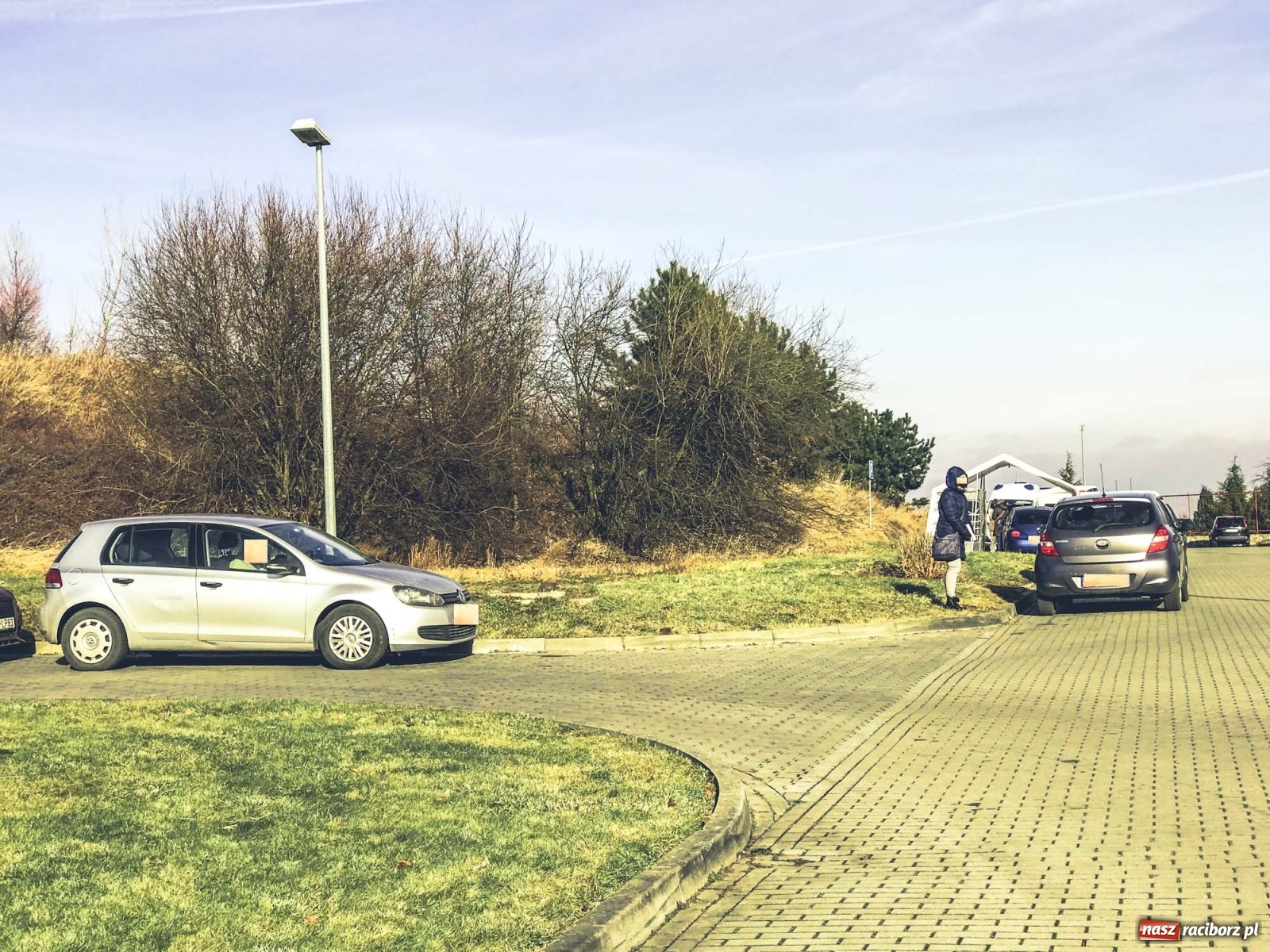 Zdjęcie w galerii na portalu naszraciborz.pl: [INTERWENCJA] Ogromne kolejki do wymazów na Gamowskiej. Nasza czytelniczka z gorączką stała godzinę na chłodzie wiadomości z regionu