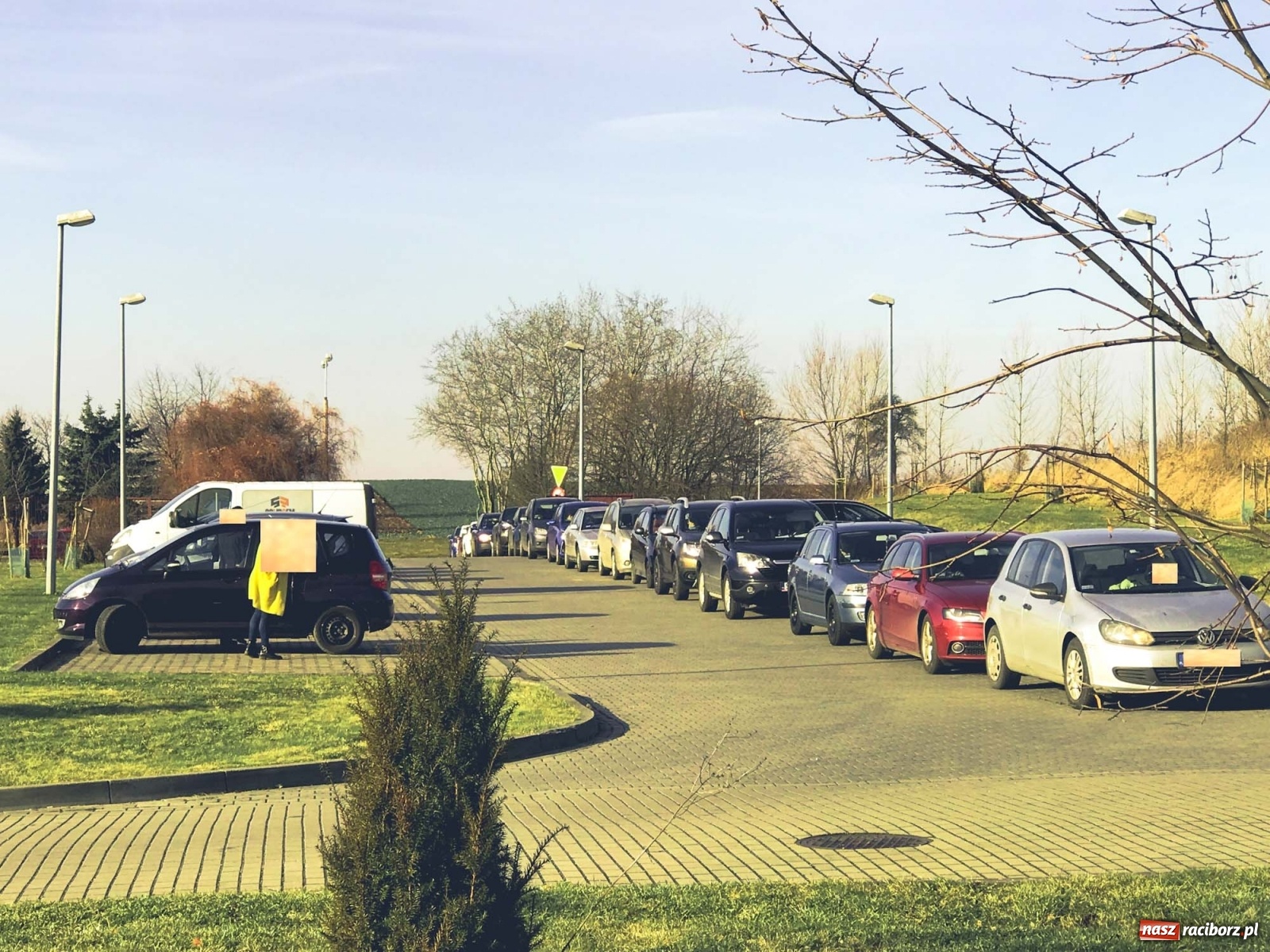 Zdjęcie w galerii na portalu naszraciborz.pl: [INTERWENCJA] Ogromne kolejki do wymazów na Gamowskiej. Nasza czytelniczka z gorączką stała godzinę na chłodzie wiadomości z regionu