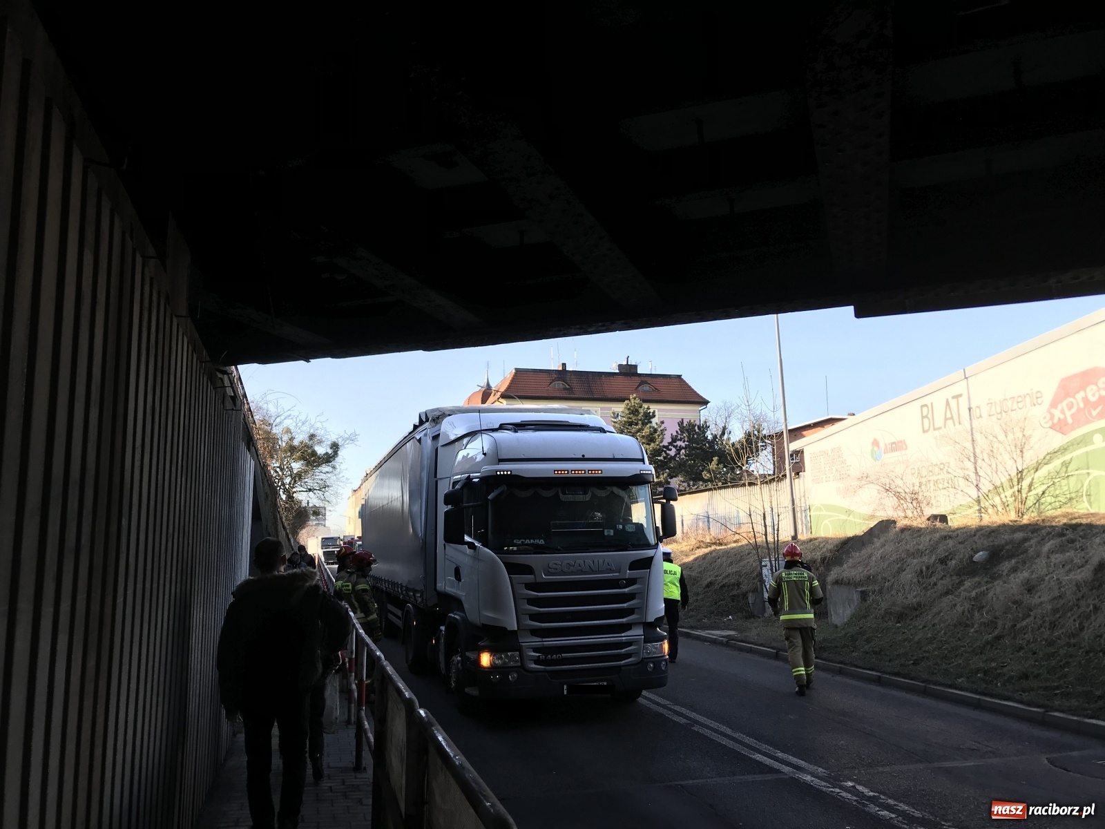 Zdjęcie w galerii na portalu naszraciborz.pl: Raport 998. Ciężarówka wbiła się w wiadukt przy Bosackiej. Ile wyniósł mandat? [FOTO] wiadomości z regionu