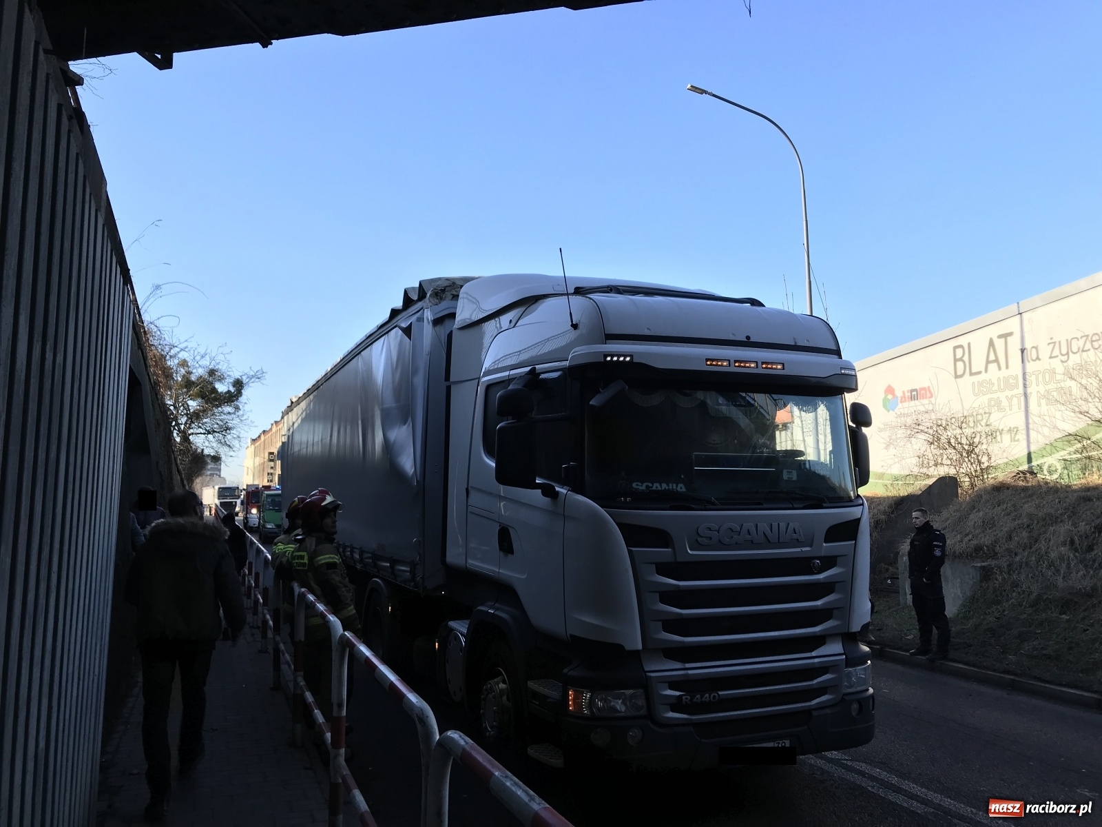 Zdjęcie w galerii na portalu naszraciborz.pl: Raport 998. Ciężarówka wbiła się w wiadukt przy Bosackiej. Ile wyniósł mandat? [FOTO] wiadomości z regionu