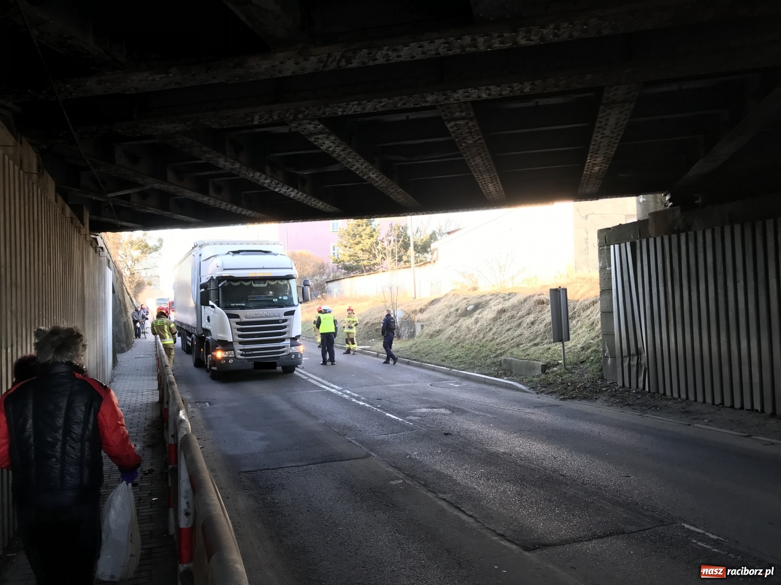 Zdjęcie w galerii na portalu naszraciborz.pl: Raport 998. Ciężarówka wbiła się w wiadukt przy Bosackiej. Ile wyniósł mandat? [FOTO] wiadomości z regionu