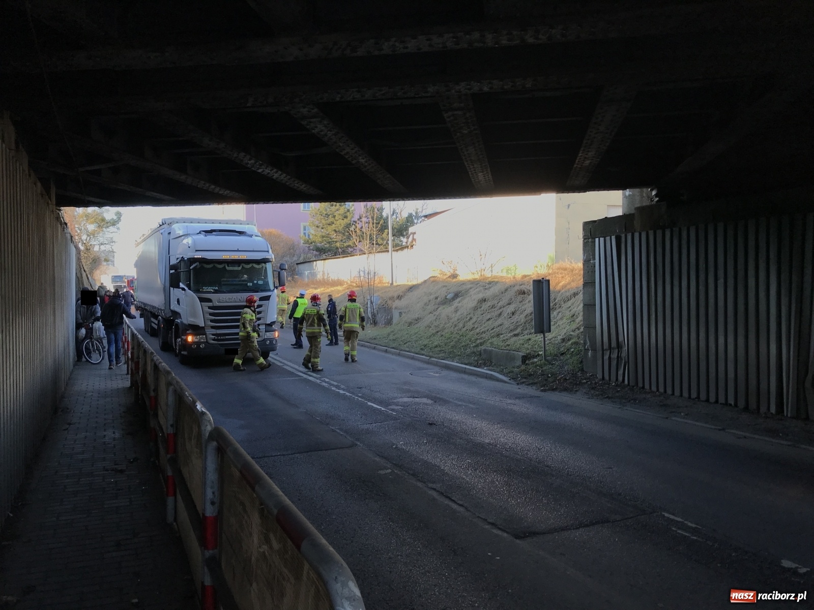 Zdjęcie w galerii na portalu naszraciborz.pl: Raport 998. Ciężarówka wbiła się w wiadukt przy Bosackiej. Ile wyniósł mandat? [FOTO] wiadomości z regionu