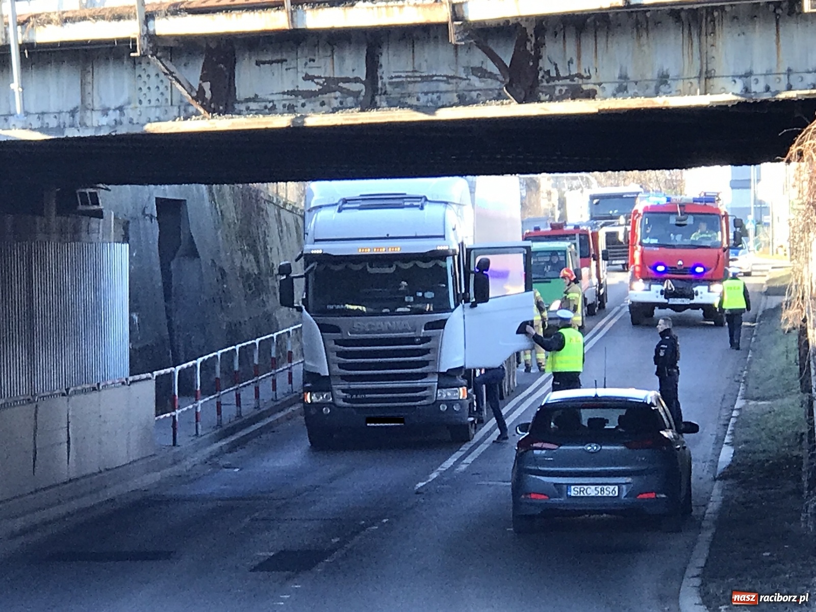 Zdjęcie w galerii na portalu naszraciborz.pl: Raport 998. Ciężarówka wbiła się w wiadukt przy Bosackiej. Ile wyniósł mandat? [FOTO] wiadomości z regionu