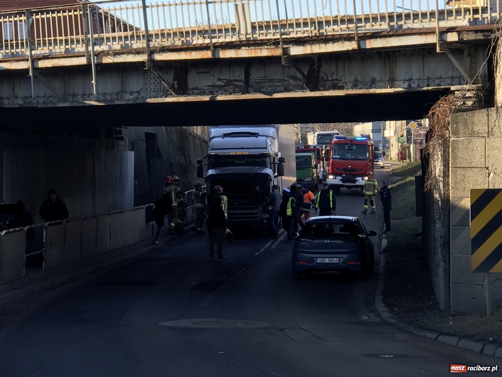 Zdjęcie w galerii na portalu naszraciborz.pl: Raport 998. Ciężarówka wbiła się w wiadukt przy Bosackiej. Ile wyniósł mandat? [FOTO] wiadomości z regionu