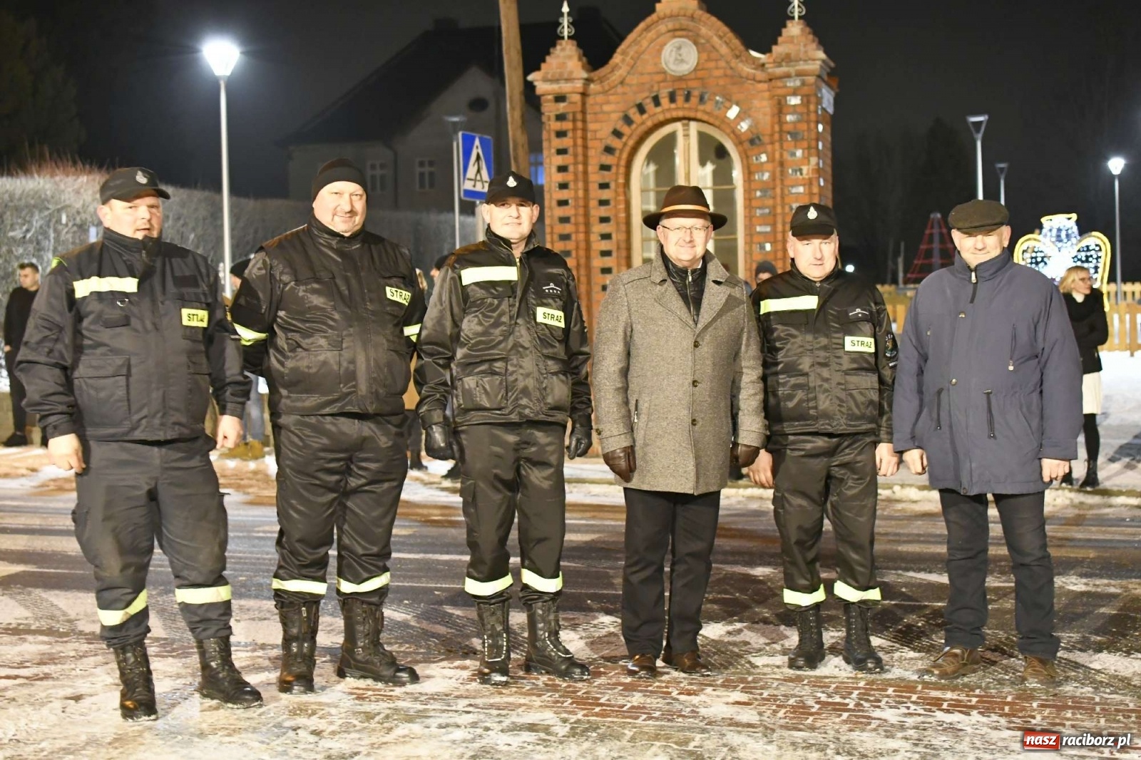 Zdjęcie w galerii na portalu naszraciborz.pl: Strażacka parada pokoleń w Bieńkowicach, czyli powitanie nowego volvo wiadomości z regionu
