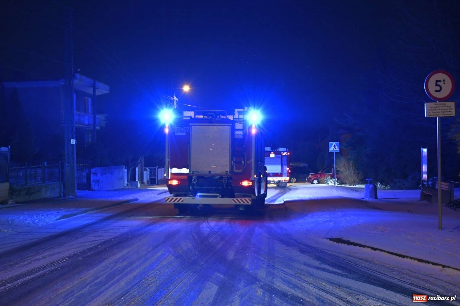 Zdjęcie w galerii na portalu naszraciborz.pl: Strażacka parada pokoleń w Bieńkowicach, czyli powitanie nowego volvo wiadomości z regionu