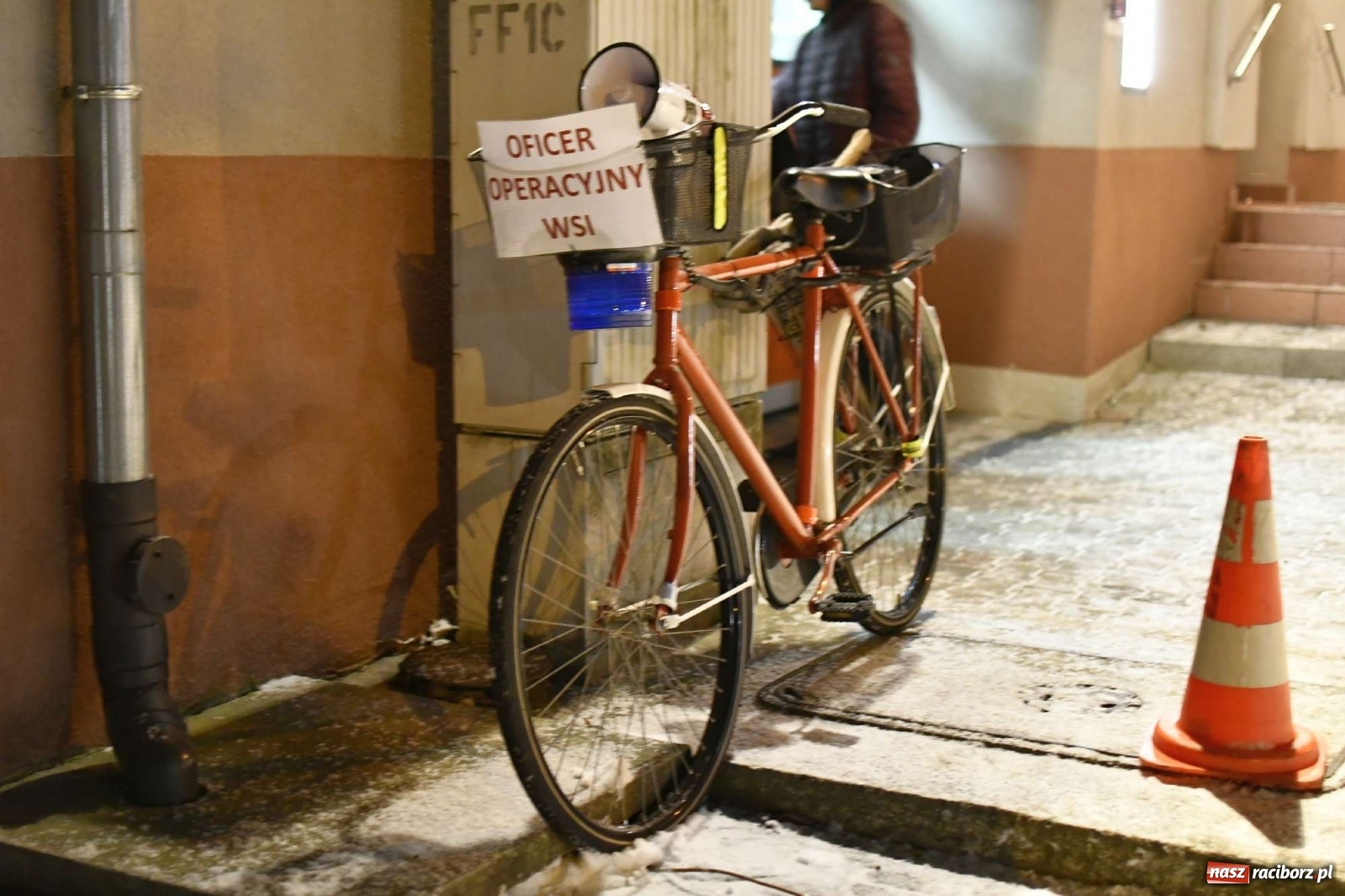 Zdjęcie w galerii na portalu naszraciborz.pl: Strażacka parada pokoleń w Bieńkowicach, czyli powitanie nowego volvo wiadomości z regionu