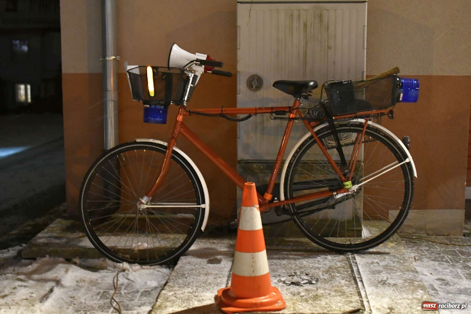 Zdjęcie w galerii na portalu naszraciborz.pl: Strażacka parada pokoleń w Bieńkowicach, czyli powitanie nowego volvo wiadomości z regionu