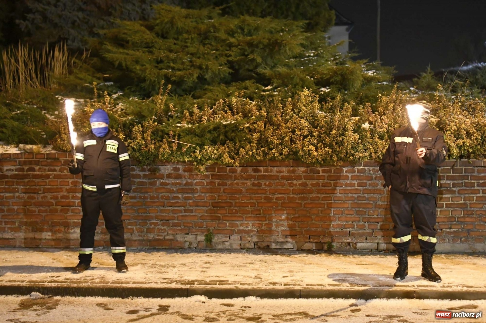 Zdjęcie w galerii na portalu naszraciborz.pl: Strażacka parada pokoleń w Bieńkowicach, czyli powitanie nowego volvo wiadomości z regionu