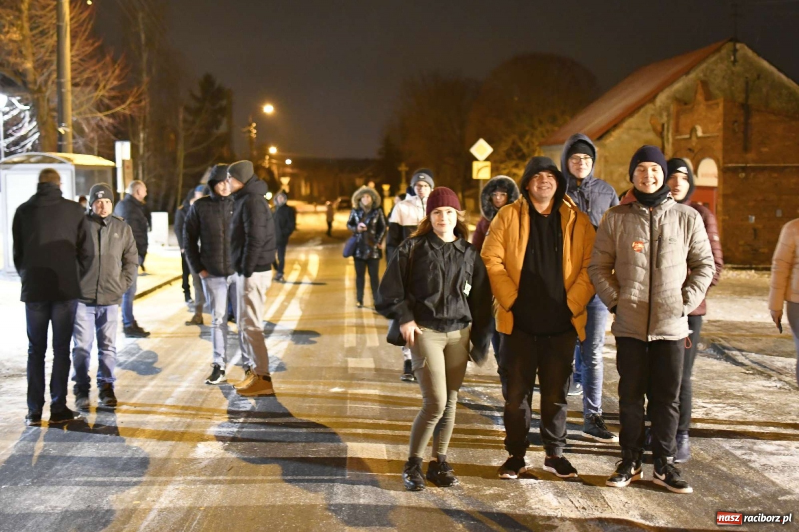 Zdjęcie w galerii na portalu naszraciborz.pl: Strażacka parada pokoleń w Bieńkowicach, czyli powitanie nowego volvo wiadomości z regionu