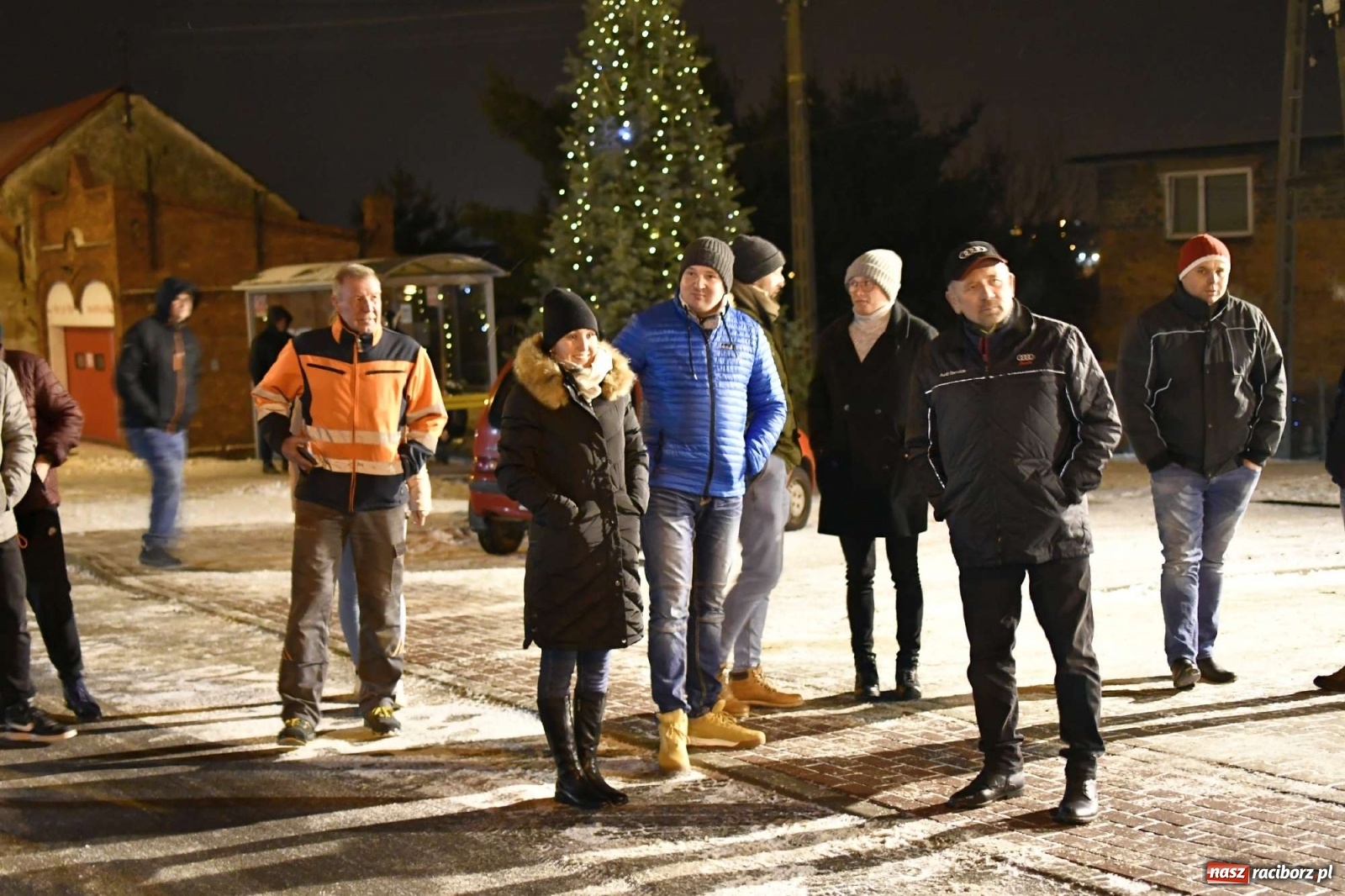 Zdjęcie w galerii na portalu naszraciborz.pl: Strażacka parada pokoleń w Bieńkowicach, czyli powitanie nowego volvo wiadomości z regionu