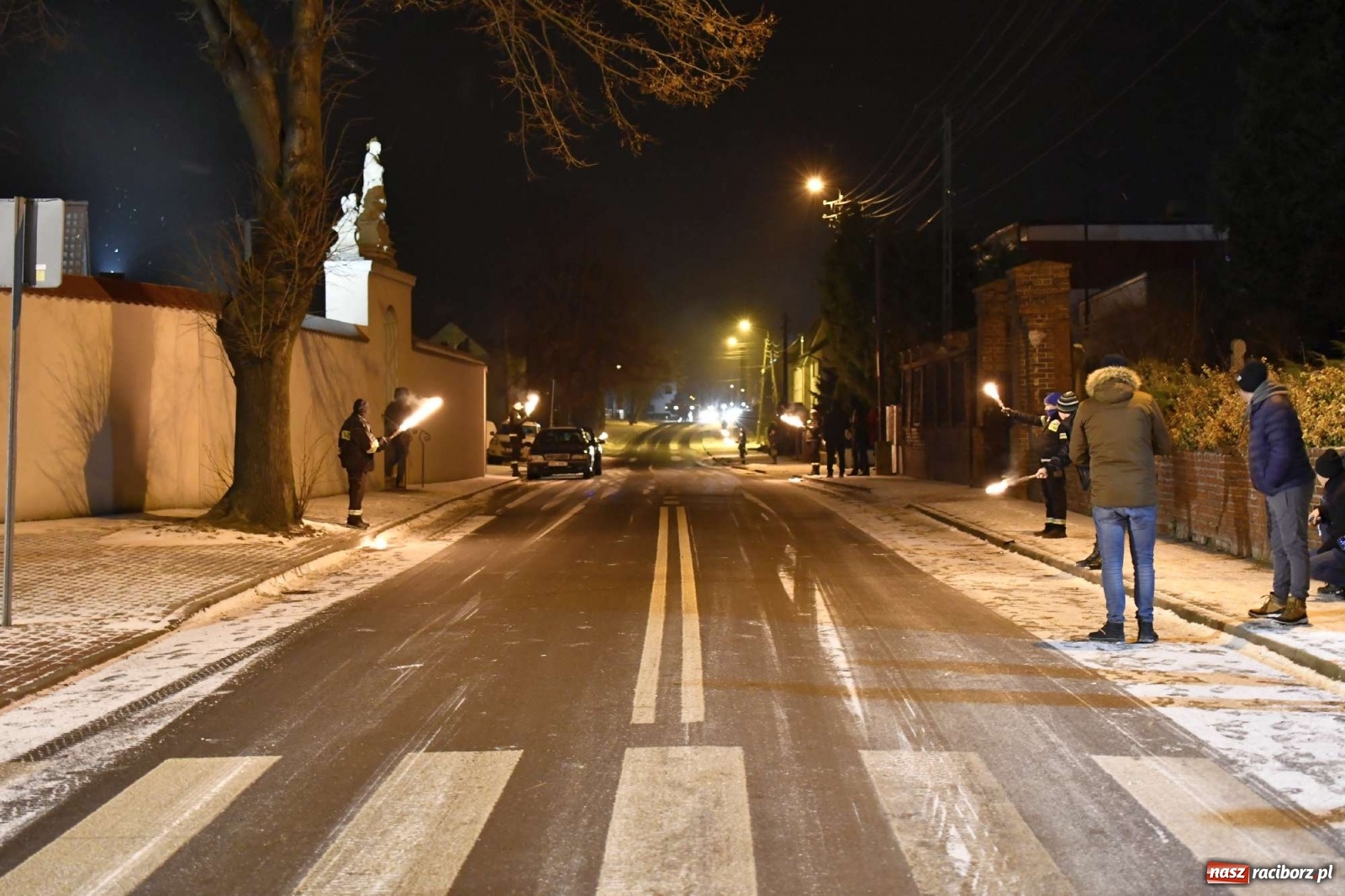 Zdjęcie w galerii na portalu naszraciborz.pl: Strażacka parada pokoleń w Bieńkowicach, czyli powitanie nowego volvo wiadomości z regionu