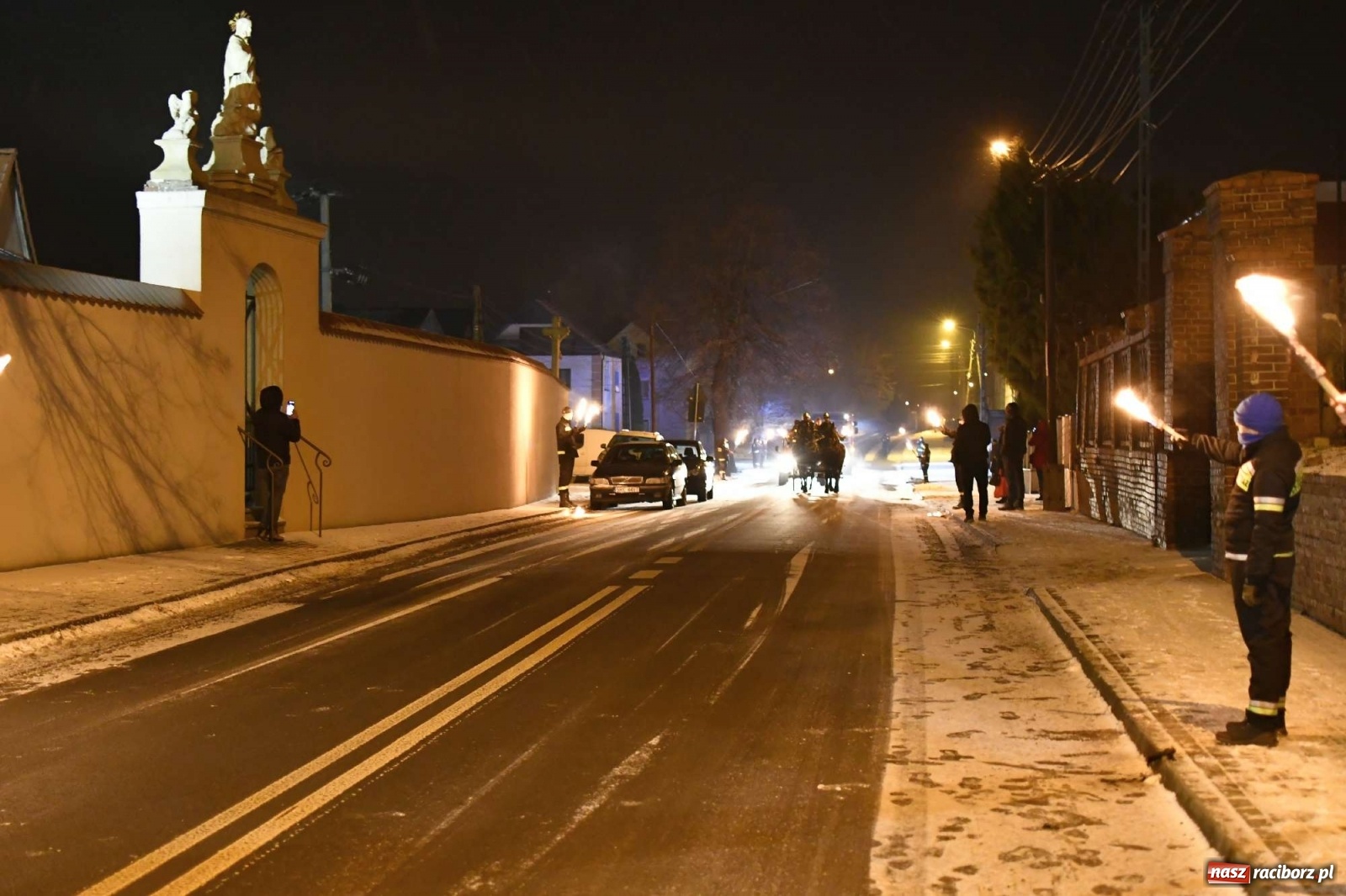 Zdjęcie w galerii na portalu naszraciborz.pl: Strażacka parada pokoleń w Bieńkowicach, czyli powitanie nowego volvo wiadomości z regionu