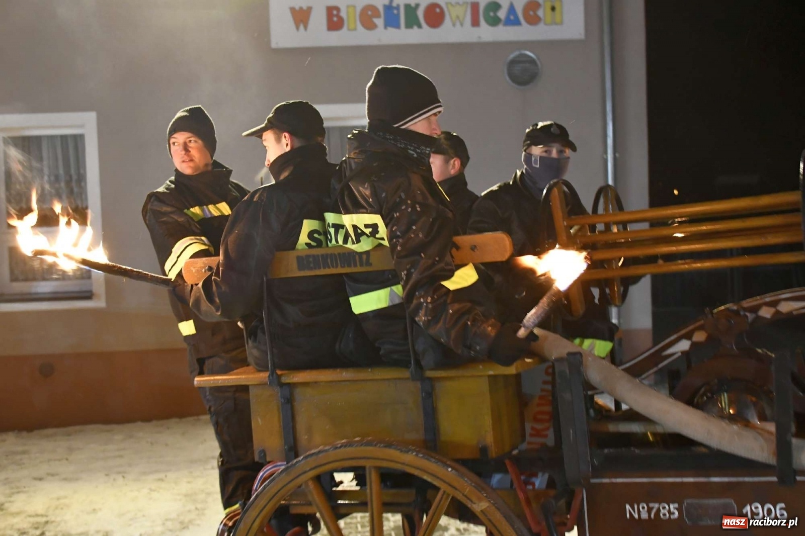 Zdjęcie w galerii na portalu naszraciborz.pl: Strażacka parada pokoleń w Bieńkowicach, czyli powitanie nowego volvo wiadomości z regionu