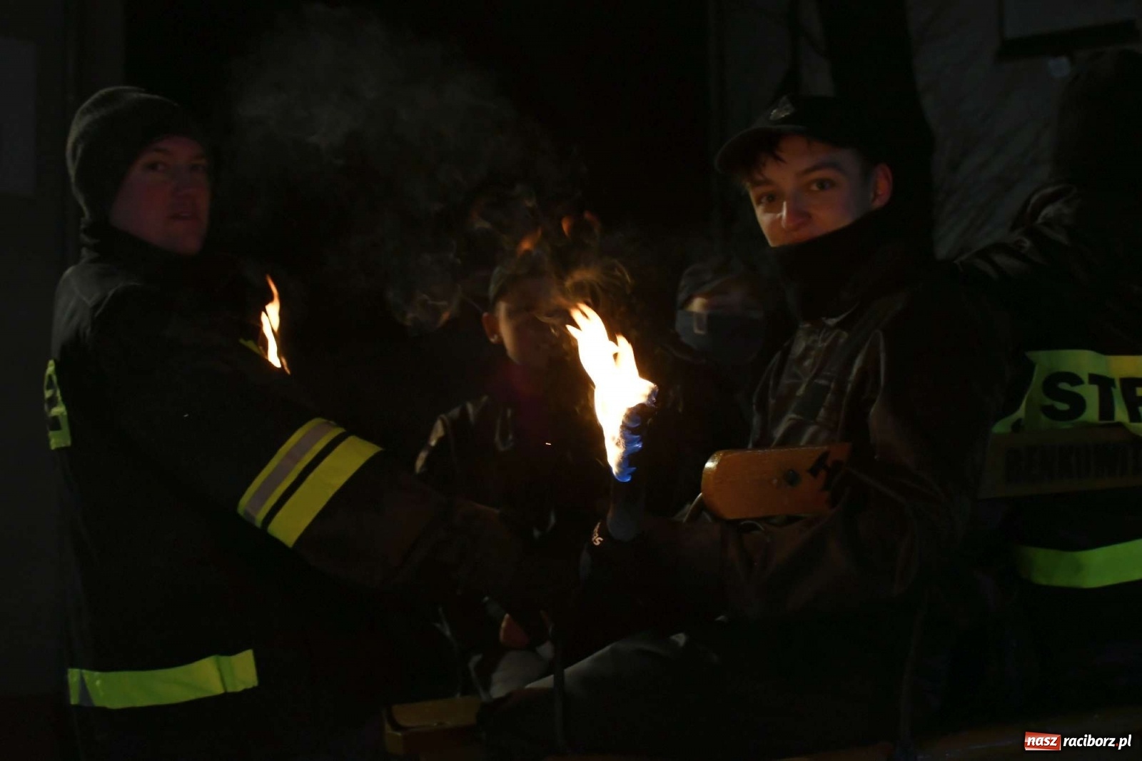 Zdjęcie w galerii na portalu naszraciborz.pl: Strażacka parada pokoleń w Bieńkowicach, czyli powitanie nowego volvo wiadomości z regionu