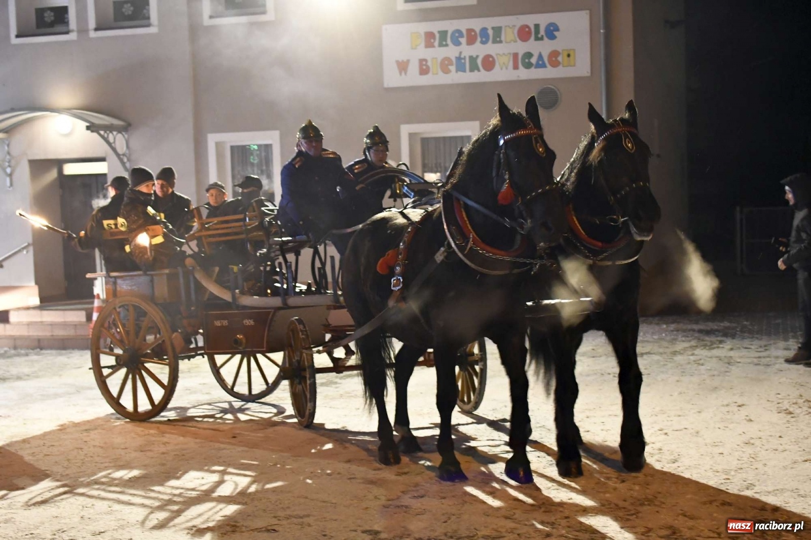Zdjęcie w galerii na portalu naszraciborz.pl: Strażacka parada pokoleń w Bieńkowicach, czyli powitanie nowego volvo wiadomości z regionu