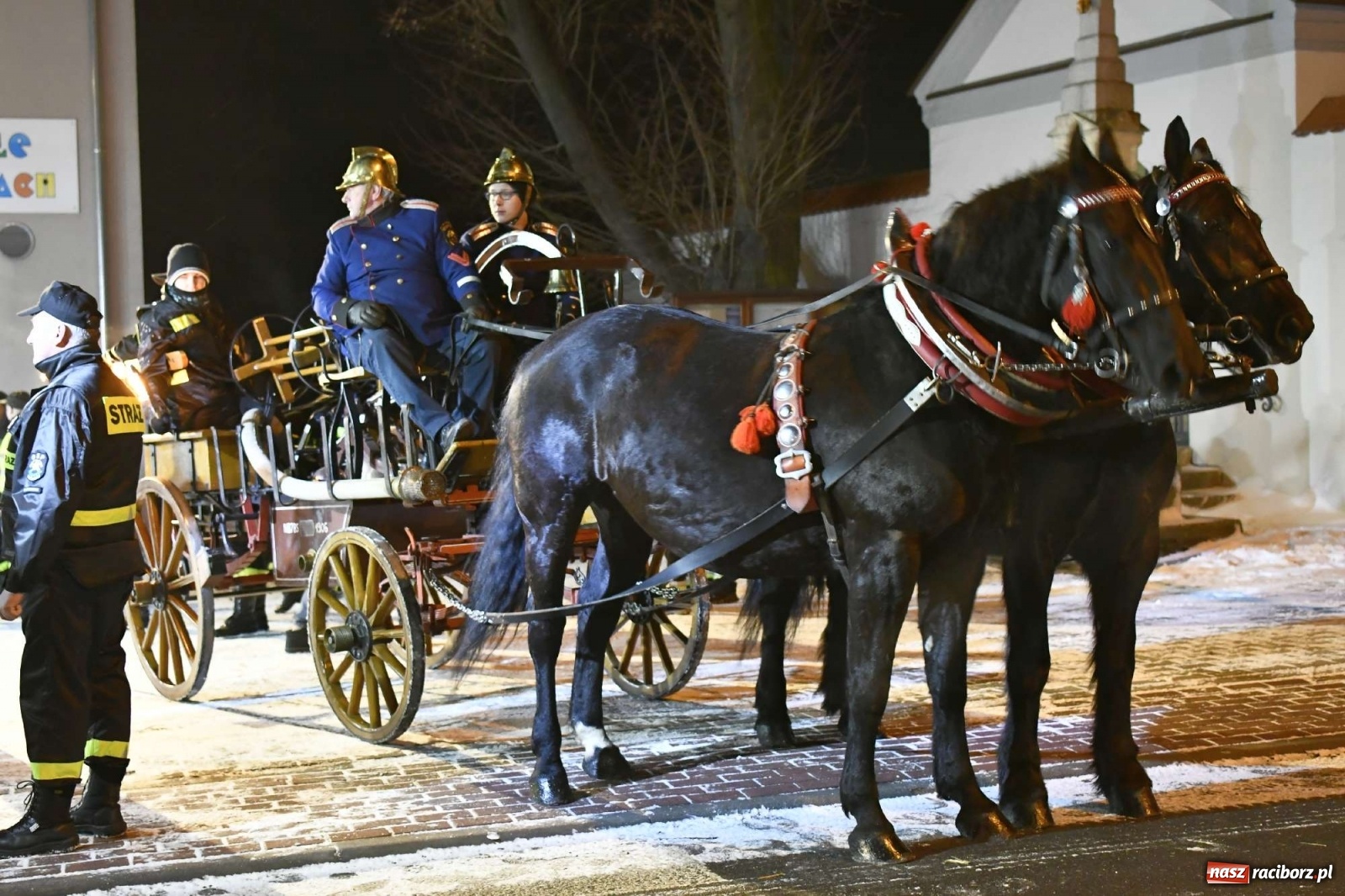 Zdjęcie w galerii na portalu naszraciborz.pl: Strażacka parada pokoleń w Bieńkowicach, czyli powitanie nowego volvo wiadomości z regionu