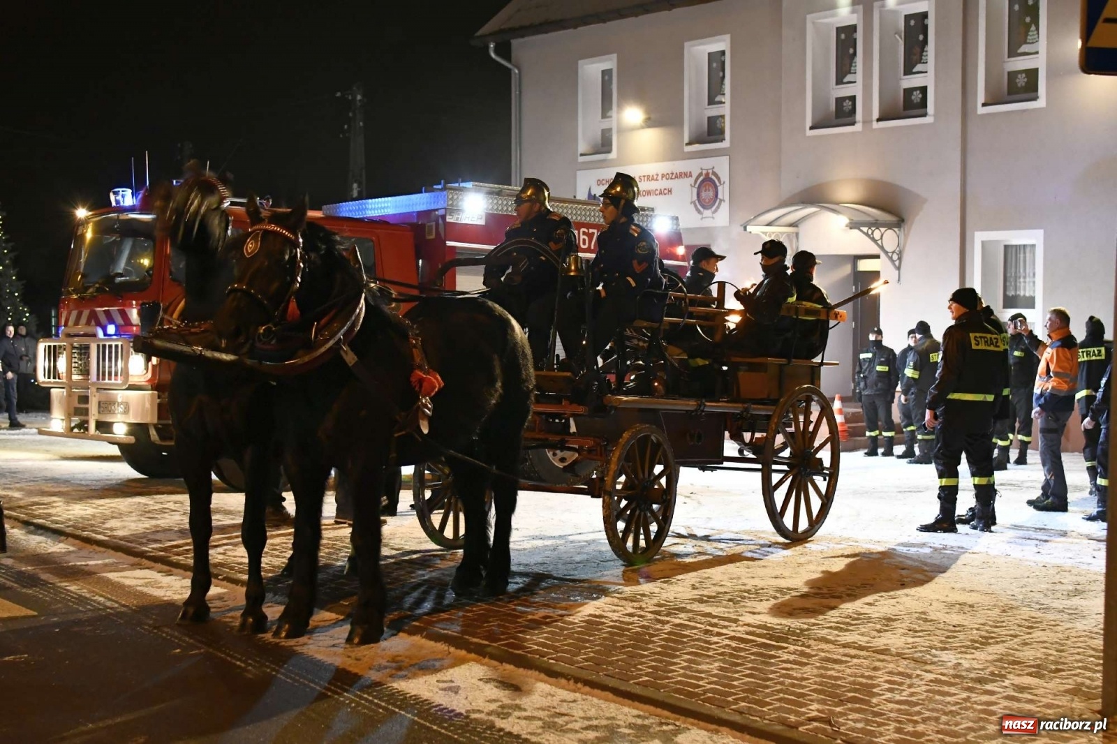 Zdjęcie w galerii na portalu naszraciborz.pl: Strażacka parada pokoleń w Bieńkowicach, czyli powitanie nowego volvo wiadomości z regionu