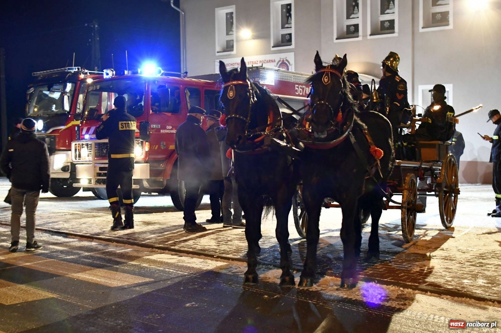 Zdjęcie w galerii na portalu naszraciborz.pl: Strażacka parada pokoleń w Bieńkowicach, czyli powitanie nowego volvo wiadomości z regionu
