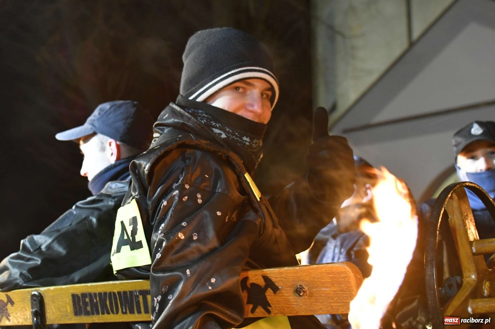 Zdjęcie w galerii na portalu naszraciborz.pl: Strażacka parada pokoleń w Bieńkowicach, czyli powitanie nowego volvo wiadomości z regionu